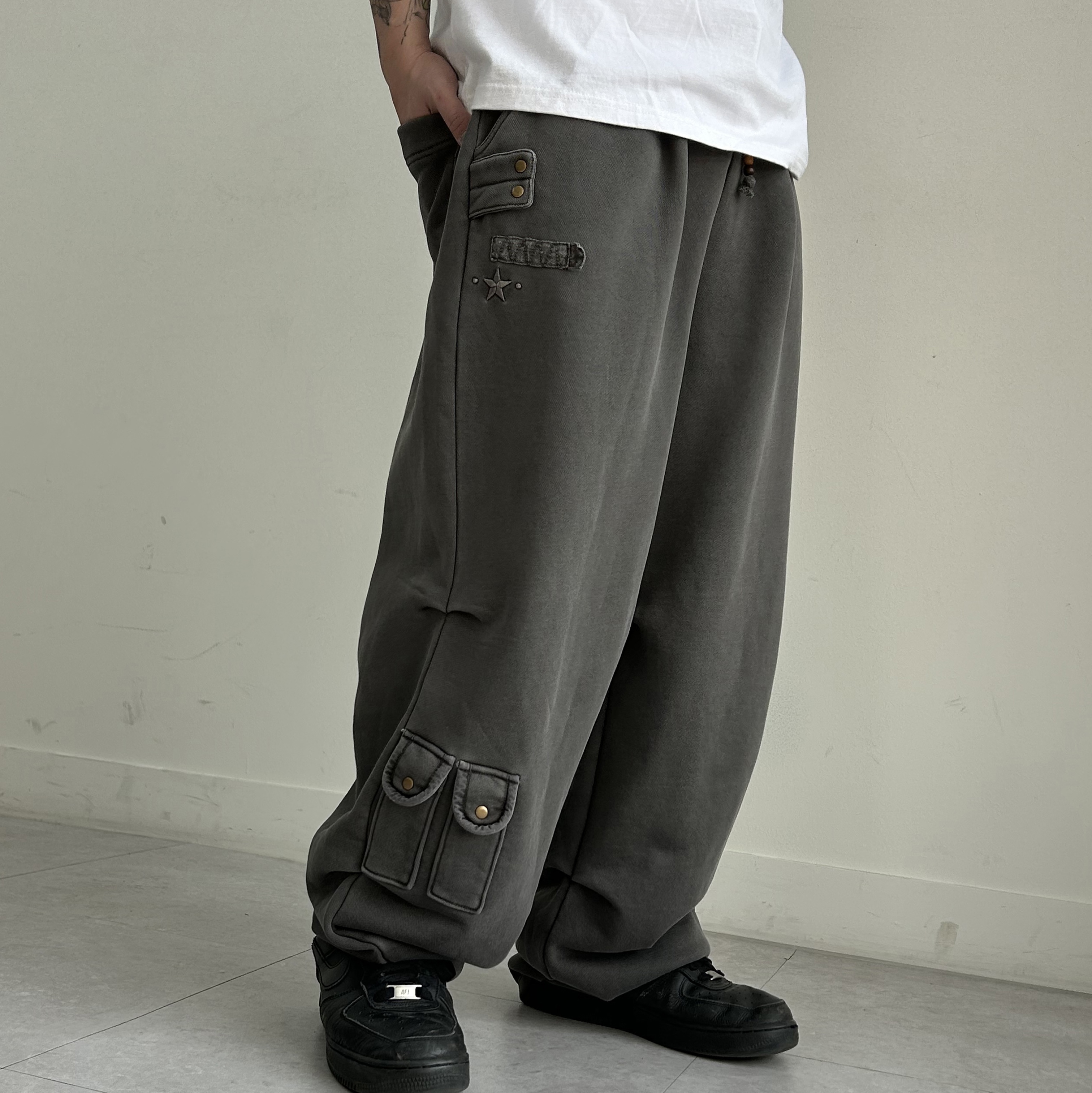 MAINBOOTH Nomad Sweat Pants CHARCOAL 착용 스타일 - 2