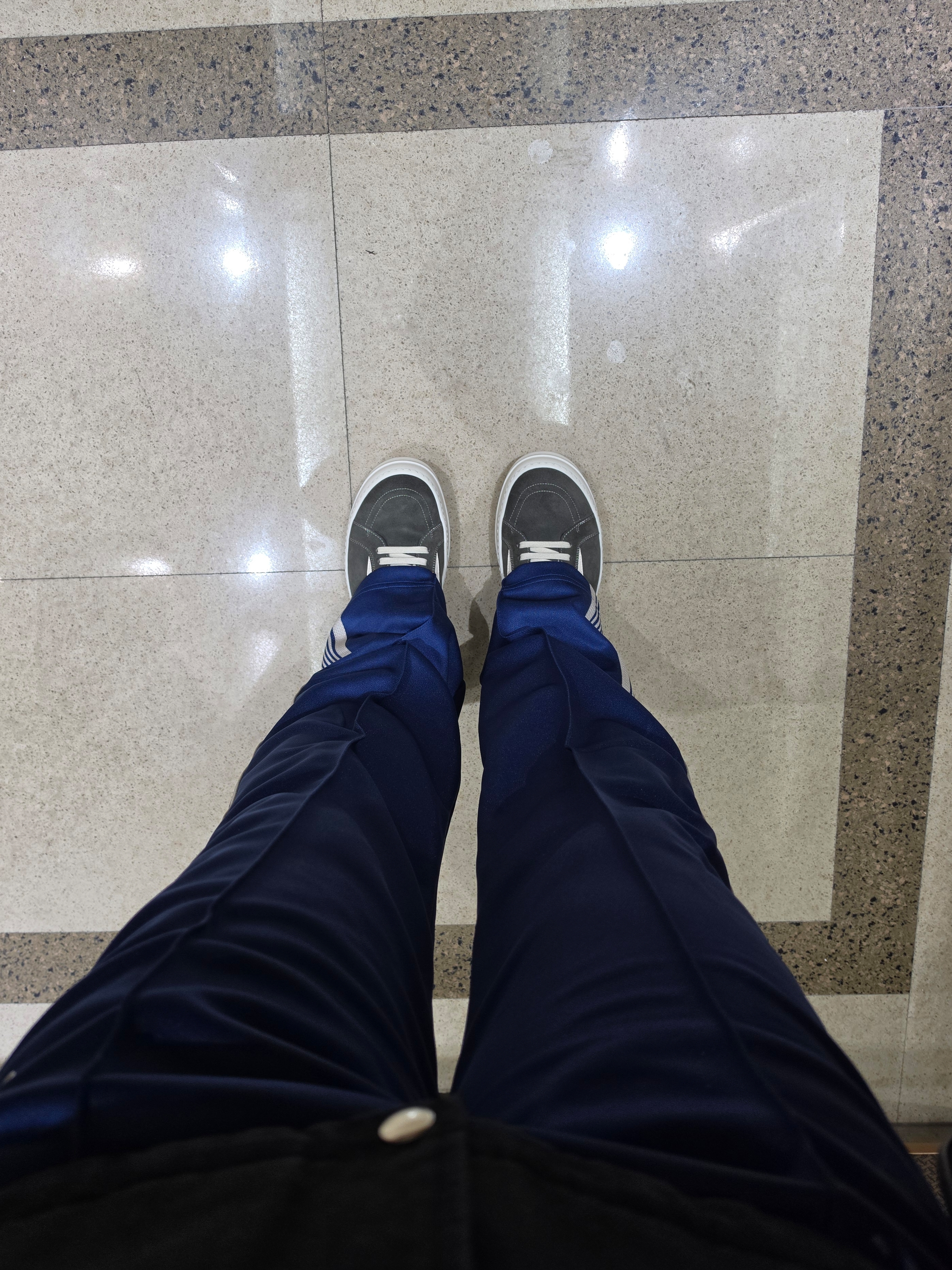 Rick Owens Temple Vintage Sneakers Khaki Milk, Needles x Beaver Track Pants Poly Smooth Royal 착용 스타일