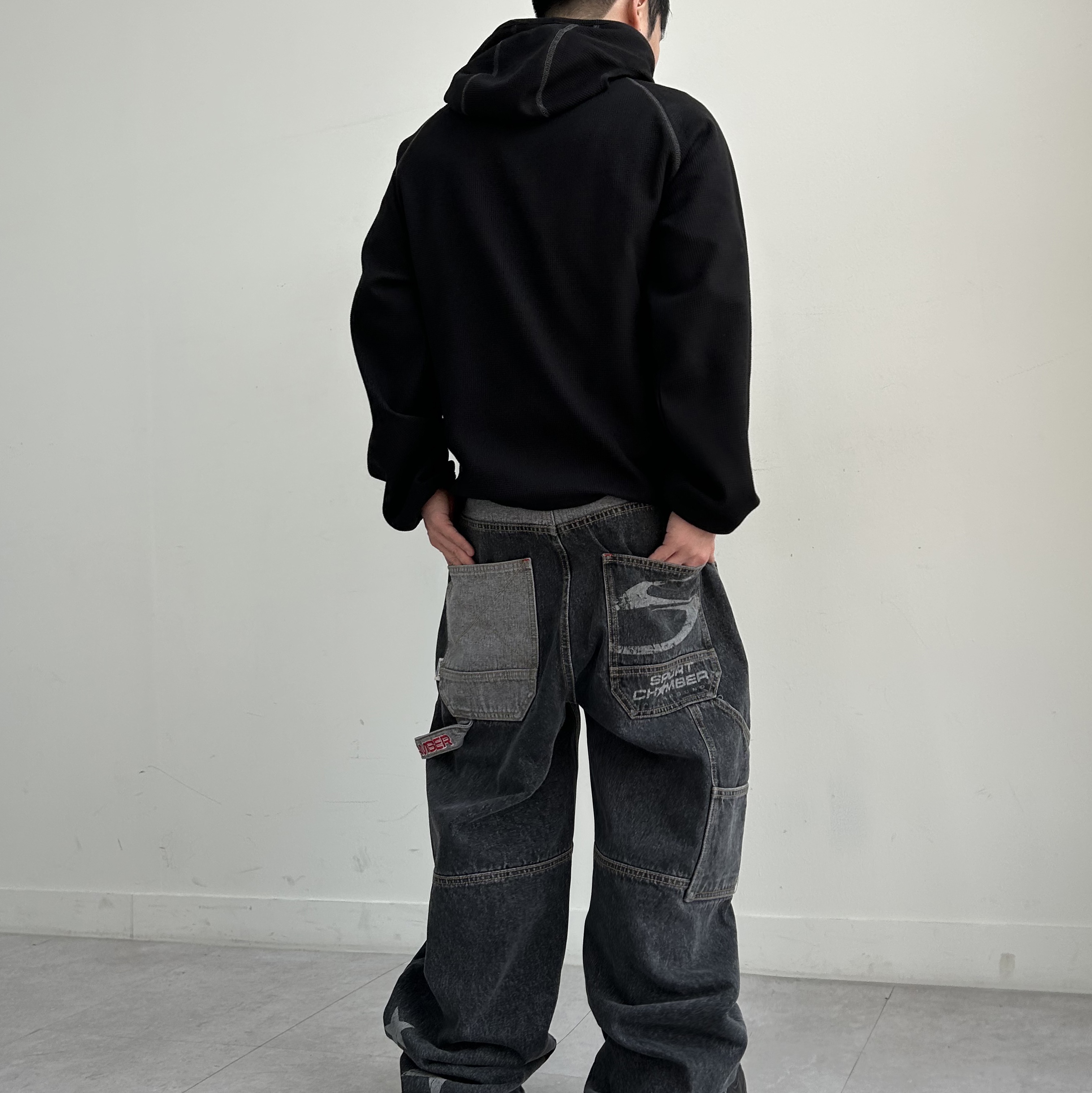 SPORT CHAMBER SC Waffle Ear-Open Hood T-shirt BLACK, SPORT CHAMBER SC Star Carpenter Denim Pants BLACK 착용 스타일 - 5