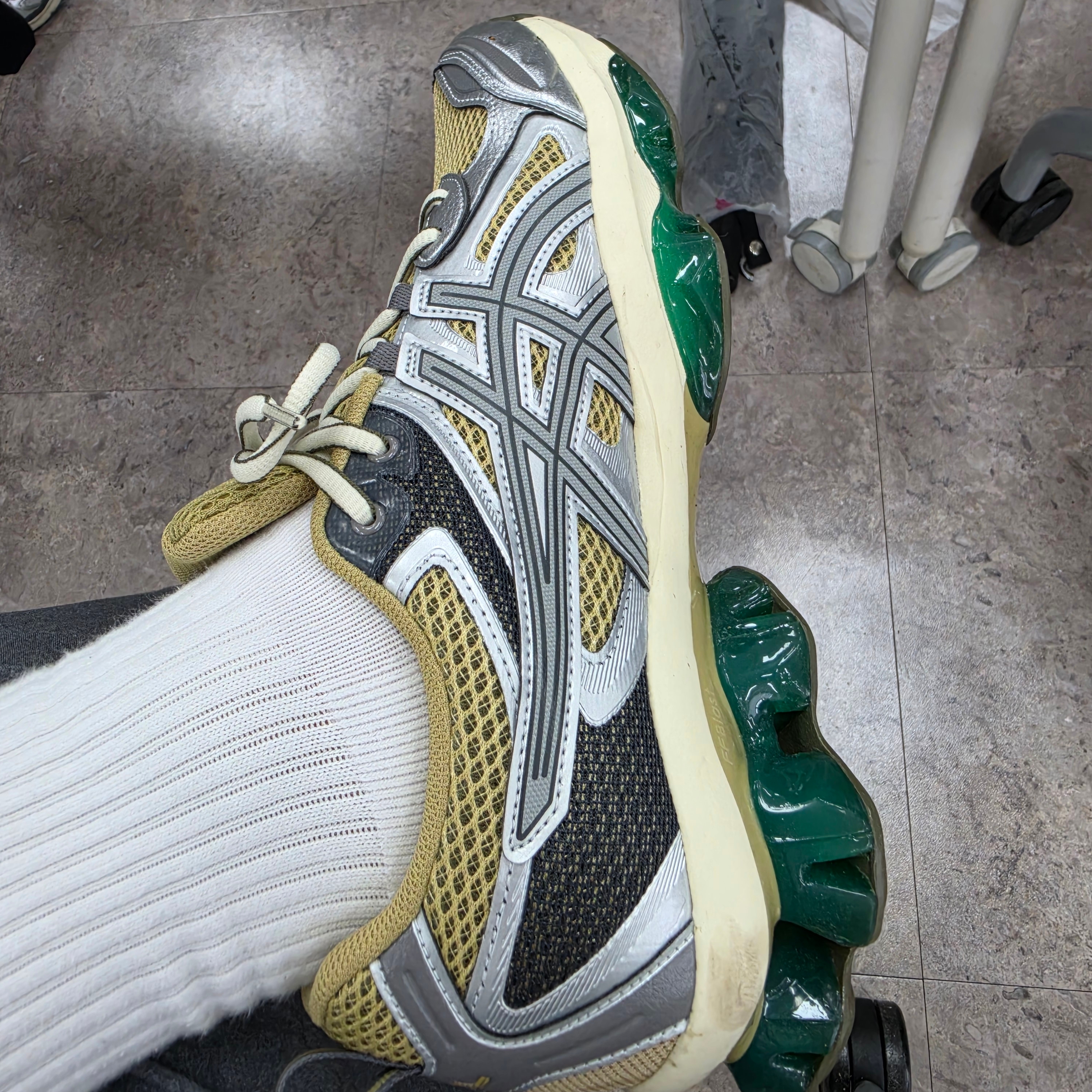 Asics Gel-Quantum Kinetic Khaki Beige Pure Silver 착용 스타일