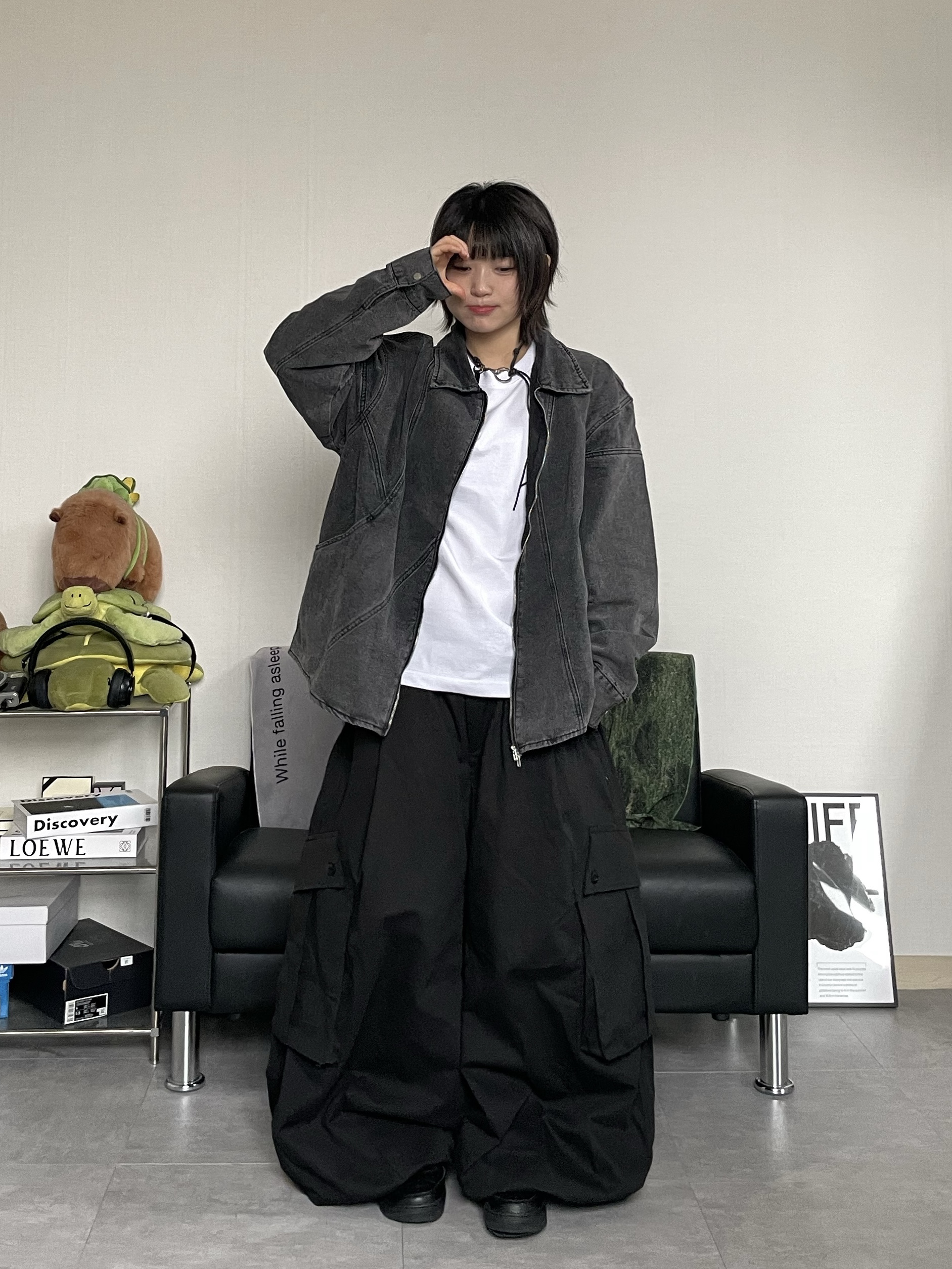 Our Legacy Ladon Leather Keychain Black 착용 스타일 - 6