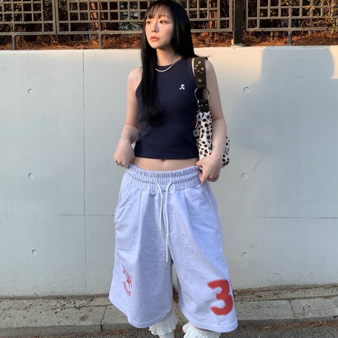 MAINBOOTH Boxer Oversized Sweat Shorts Cloud Gray 착용 스타일