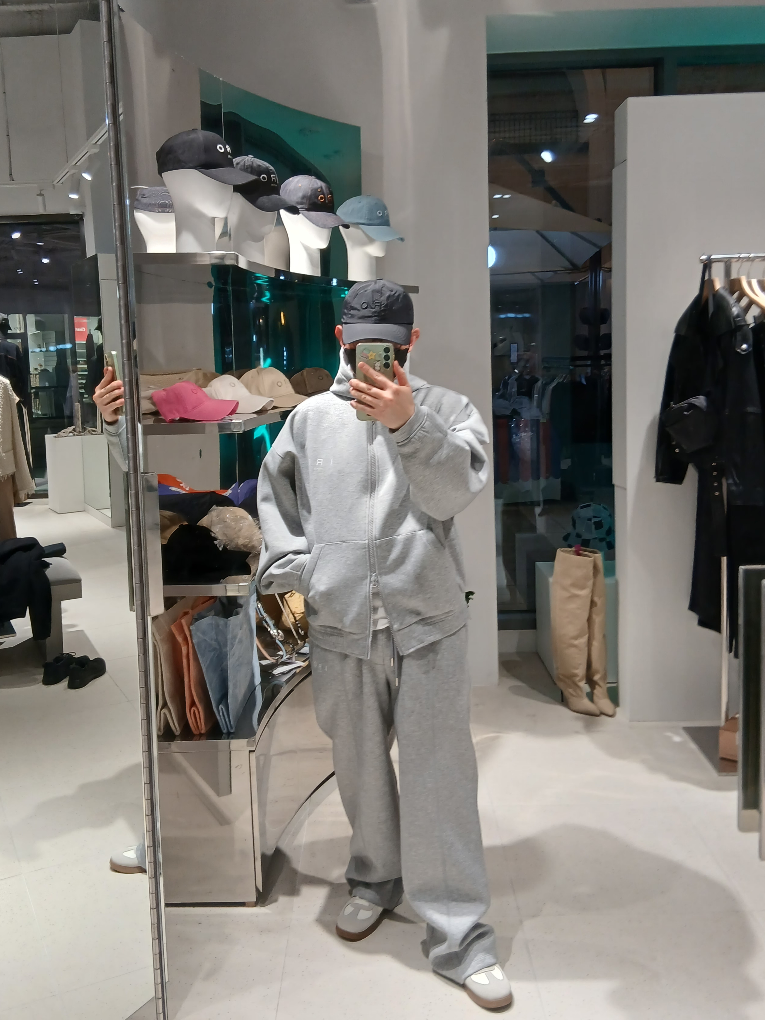 Maison Margiela Calfskin Replica Sneakers, Iro Logo Nylon Ball Cap Black 착용 스타일 - 2