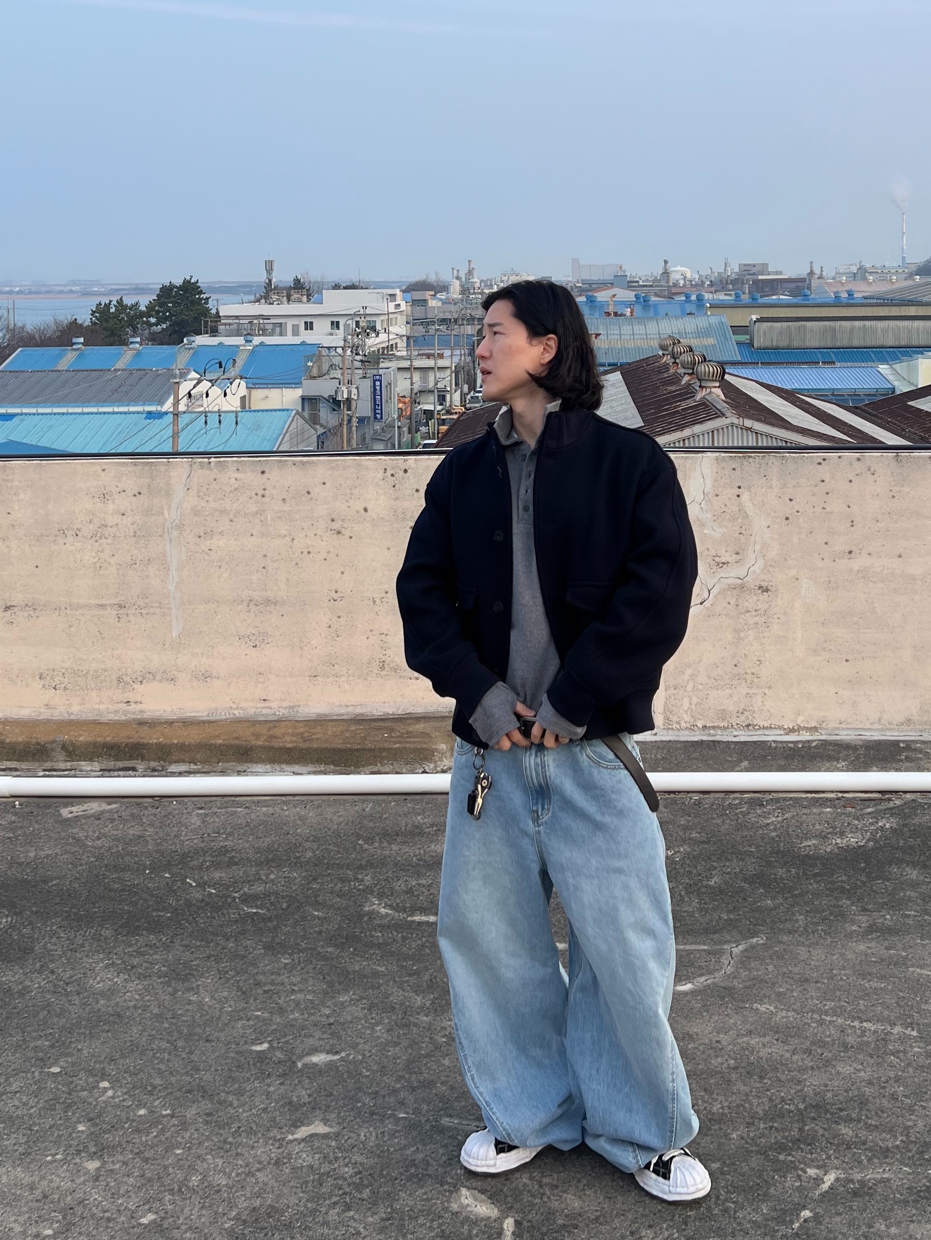 Undermycar MU.128 Original Logo Cracked Leather Belt Silver / Black, Maison Mihara Yasuhiro Blakey OG Sole Canvas Low-top Sneakers Black White 착용 스타일 - 5