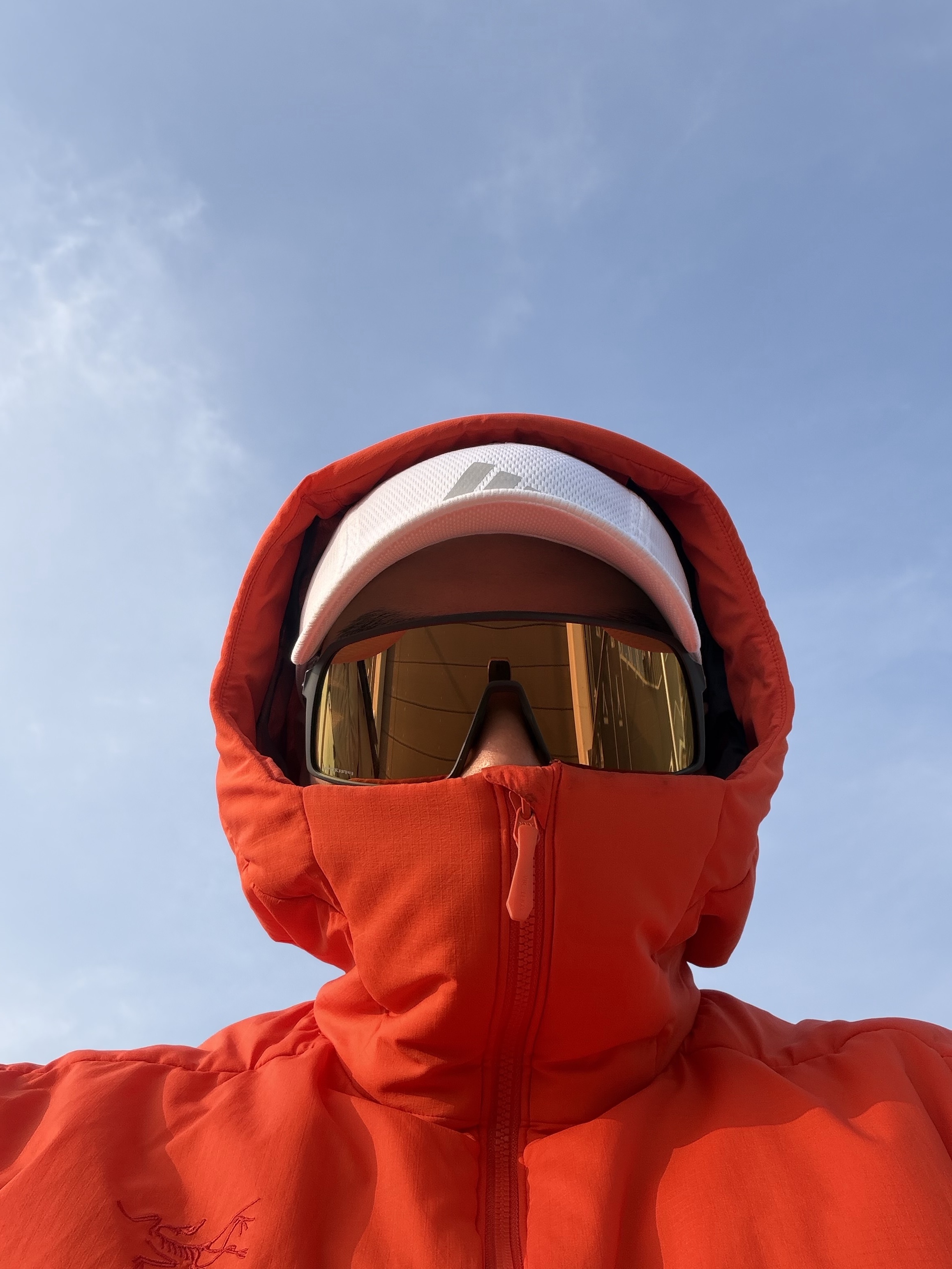 Arc'teryx Atom Hoodie Solaris, Oakley Sutro Matte Carbon Frame Prizm 24K Lenses Low Bridge Fit 착용 스타일 - 1