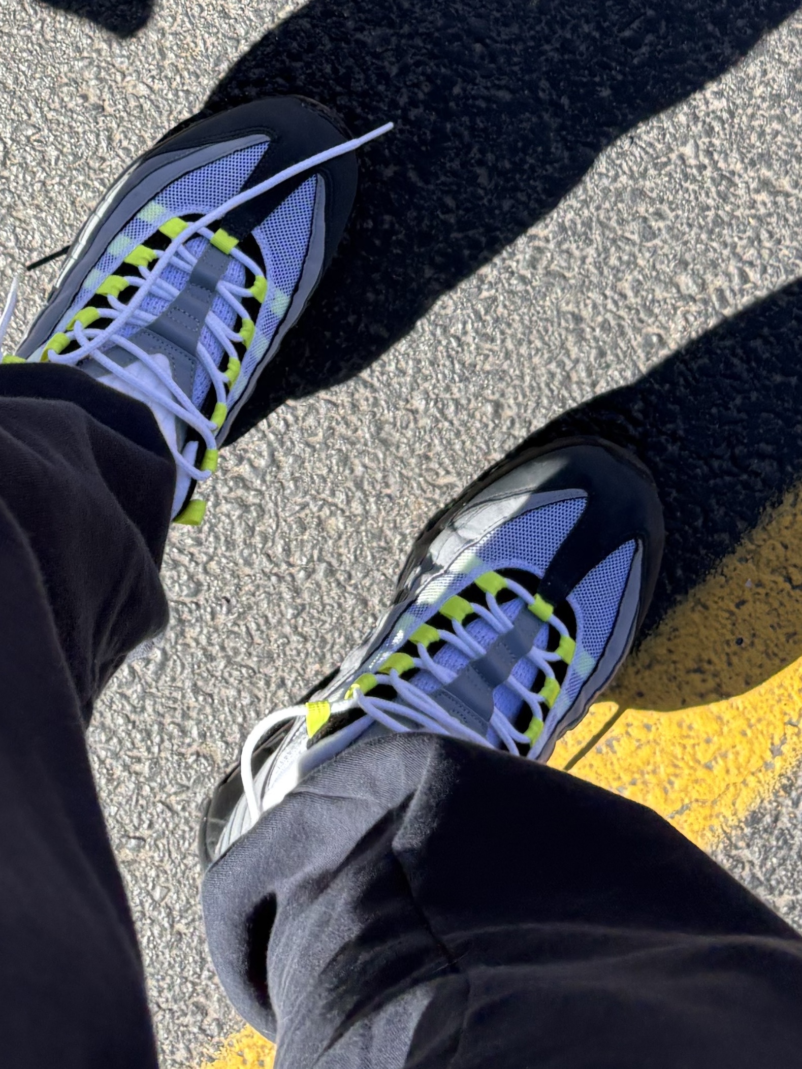 Nike Air Max 95 OG Neon Yellow 2020, UVU Paris 25 Insignia Sweatpants Ink Blue 착용 스타일