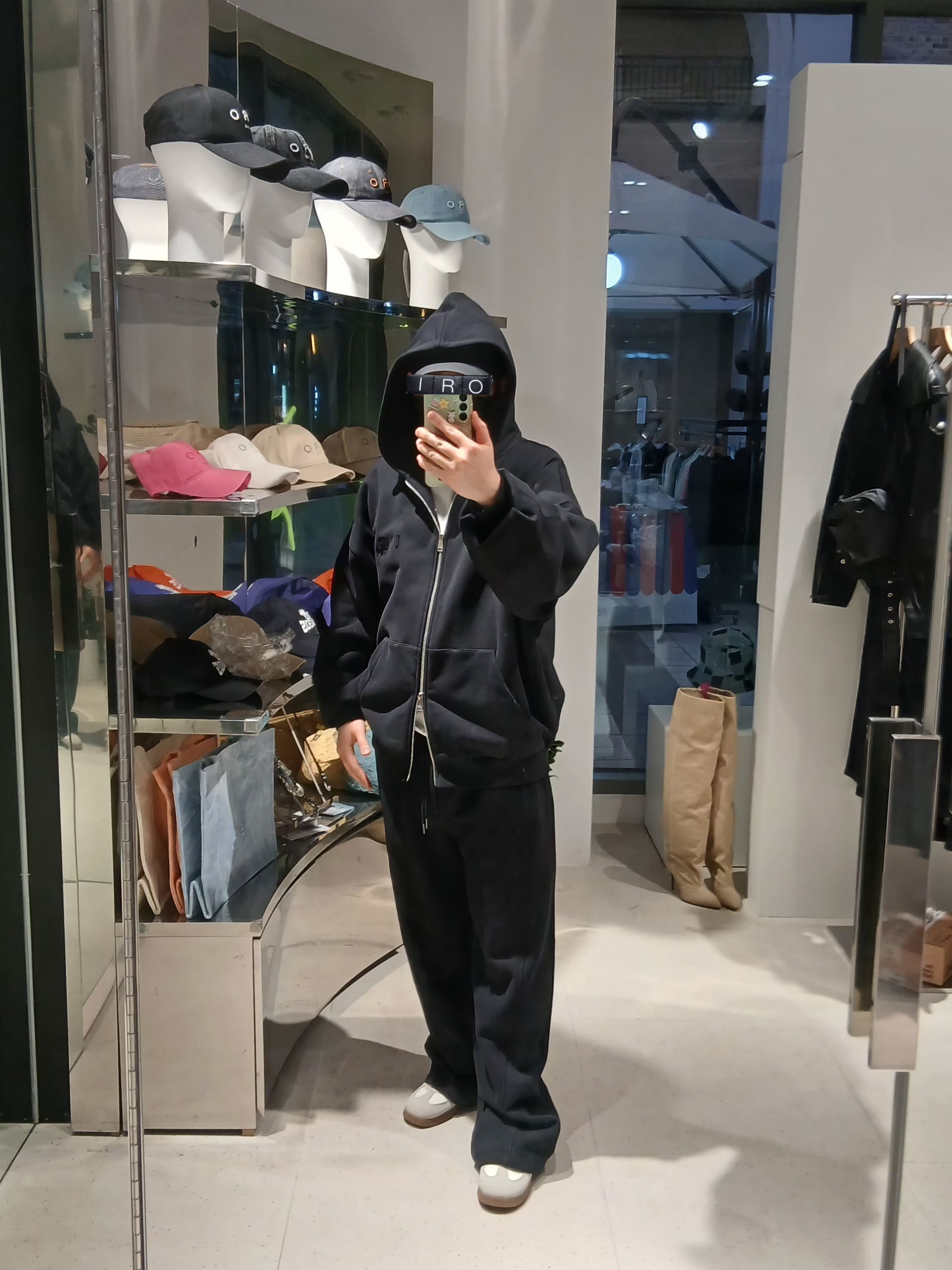 Maison Margiela Calfskin Replica Sneakers, IRO Voile Cushioned Fabric Hooded Zip-Up T-Shirt Black 착용 스타일 - 2