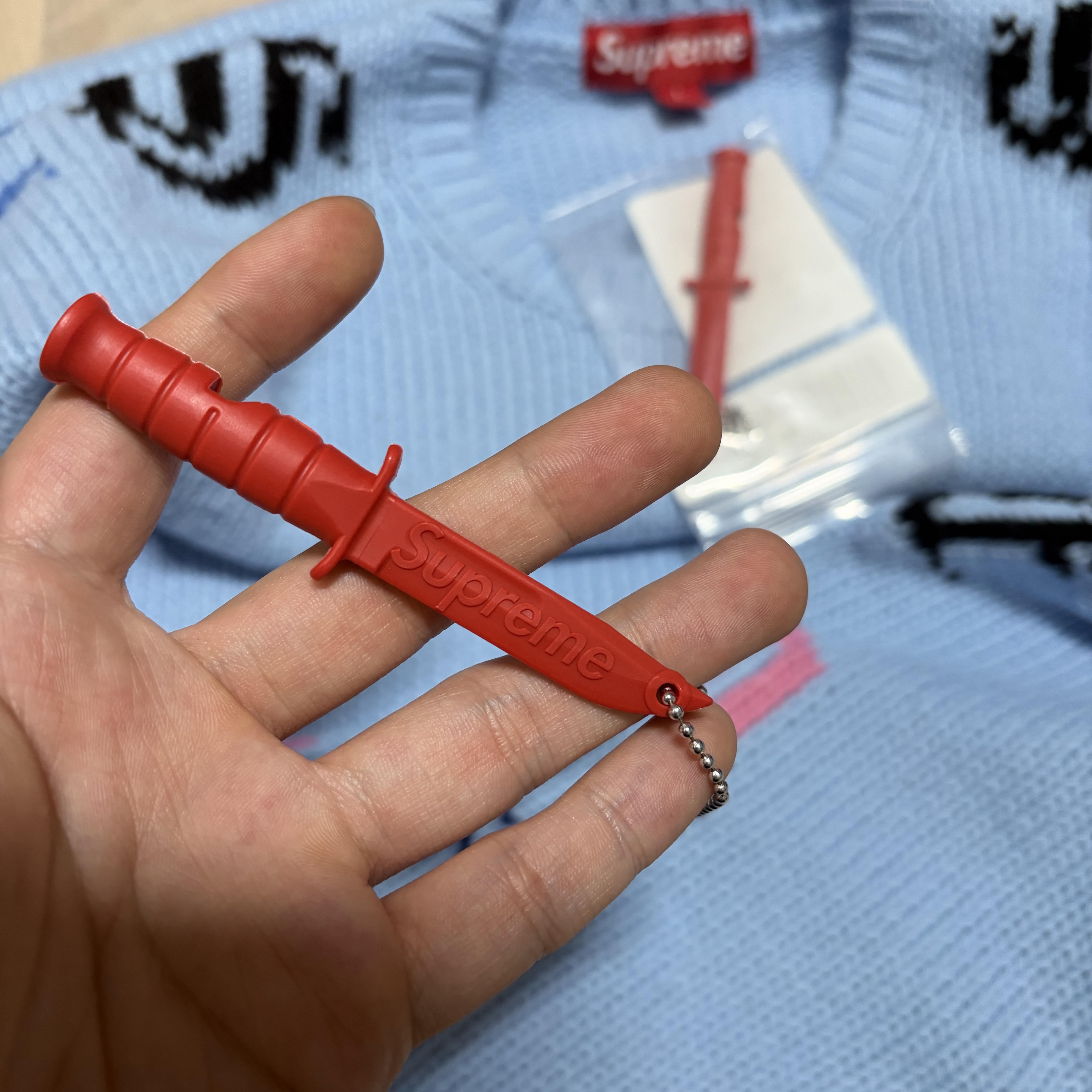 Supreme Old English Sleeves Sweater Light Blue - 26SS, Supreme x Ka-Bar Emergency Whistle Keychain Red - 26SS 착용 스타일