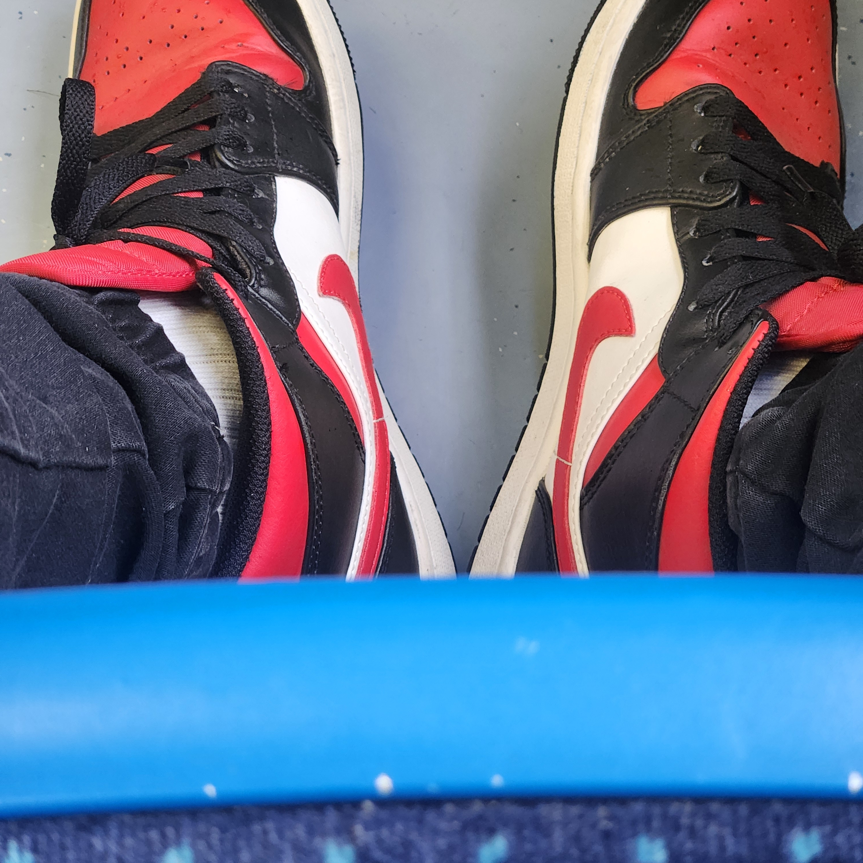 Jordan 1 Mid Black Fire Red 착용 스타일