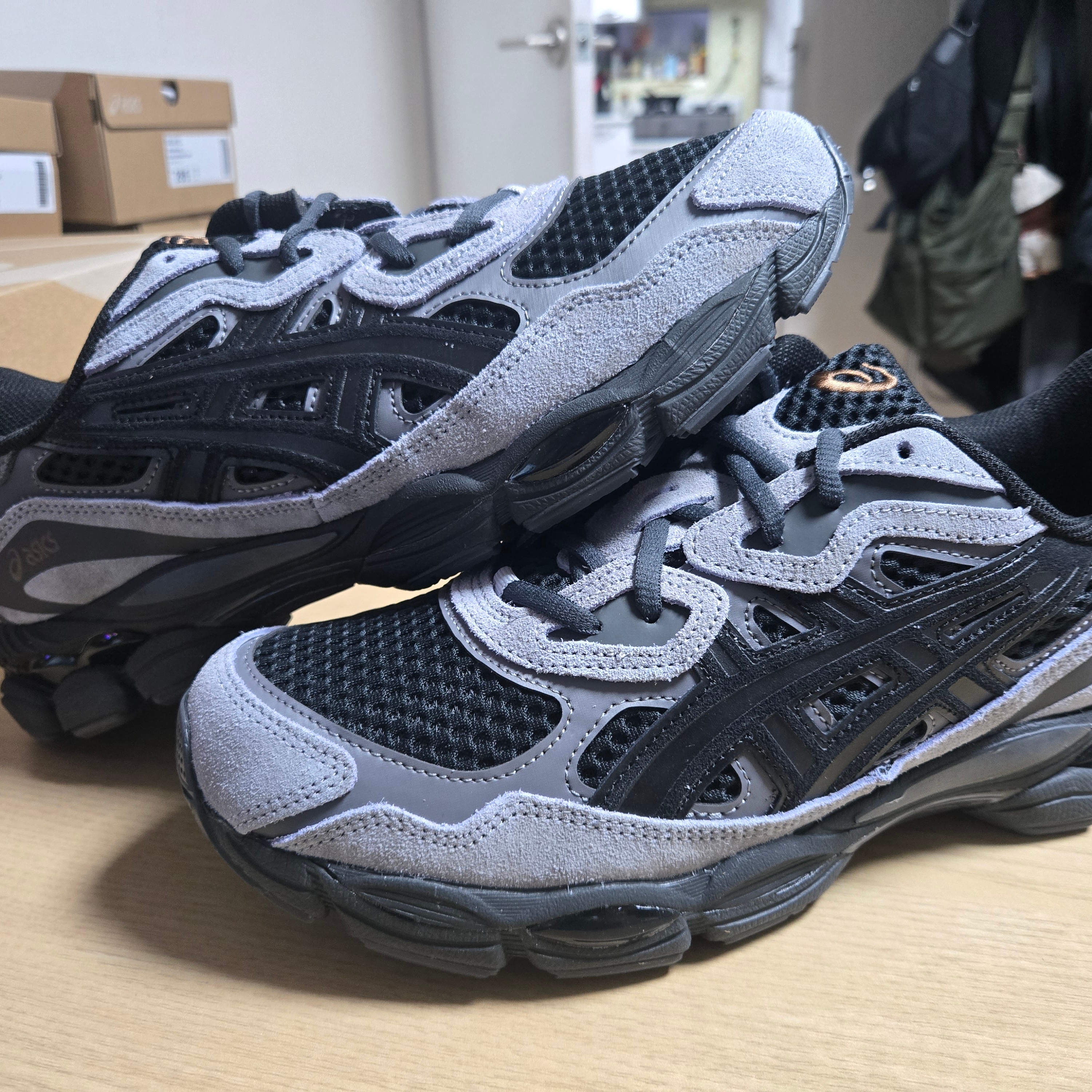 Asics Gel-NYC Black Cement Grey 착용 스타일