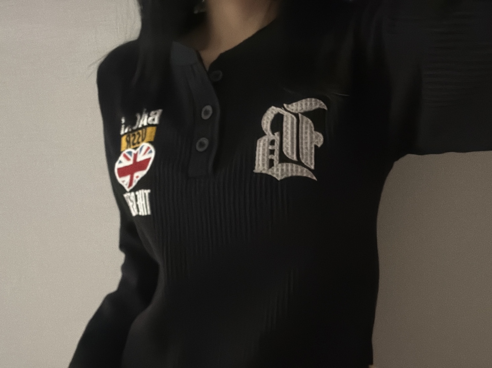 MAINBOOTH Beatles x Waffleton Henley Neck T-Shirt Black 착용 스타일 - 1