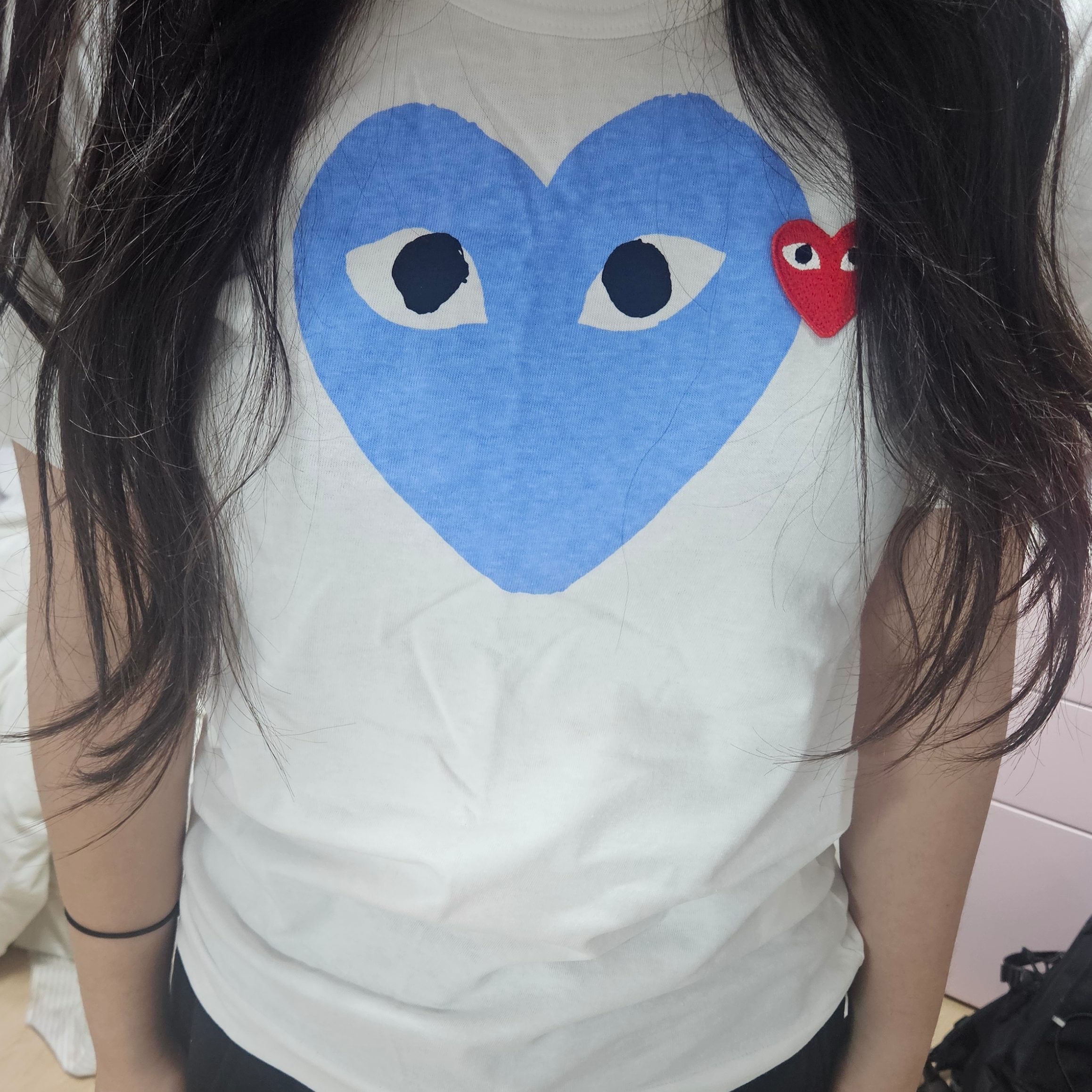 Play Comme des Garcons Red Heart Printed Blue Heart T-Shirt White 착용 스타일