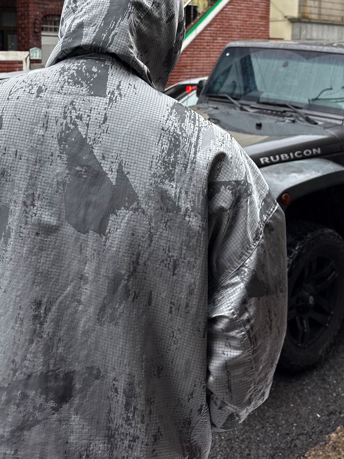 Wapworks Engineered Oxford Bermuda Black, Hoka Tor Ultra Hi 2 WP Burnt Olive 착용 스타일 - 4