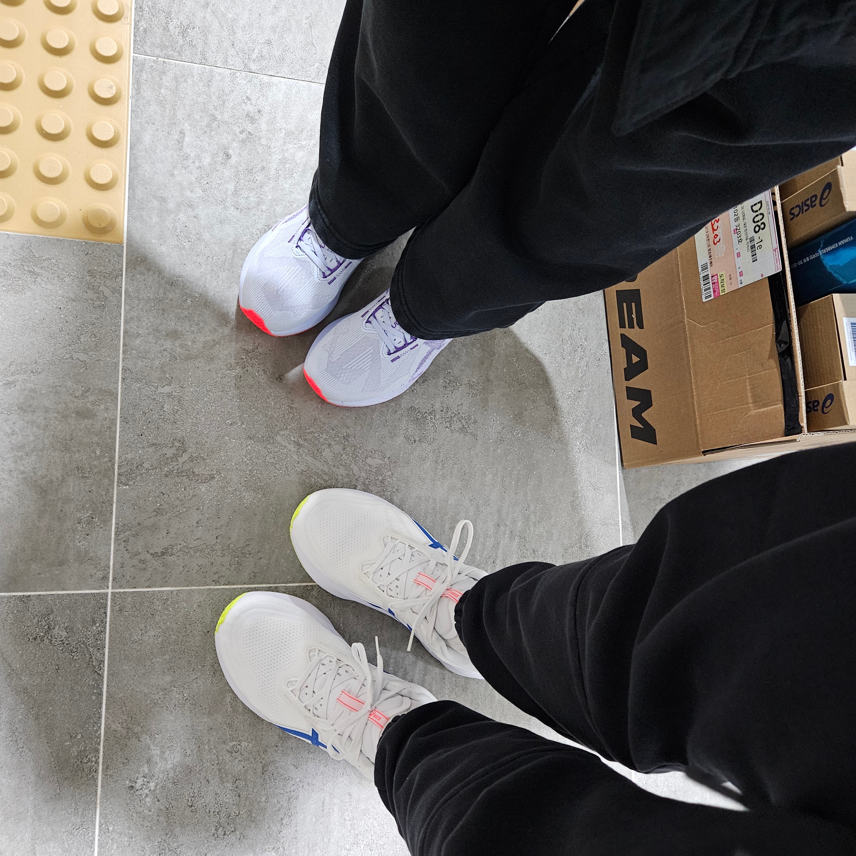 Asics Novablast 5 Tokyo Blue Fade Edo Purple, Asics Novablast 5 White Tuna Blue 착용 스타일