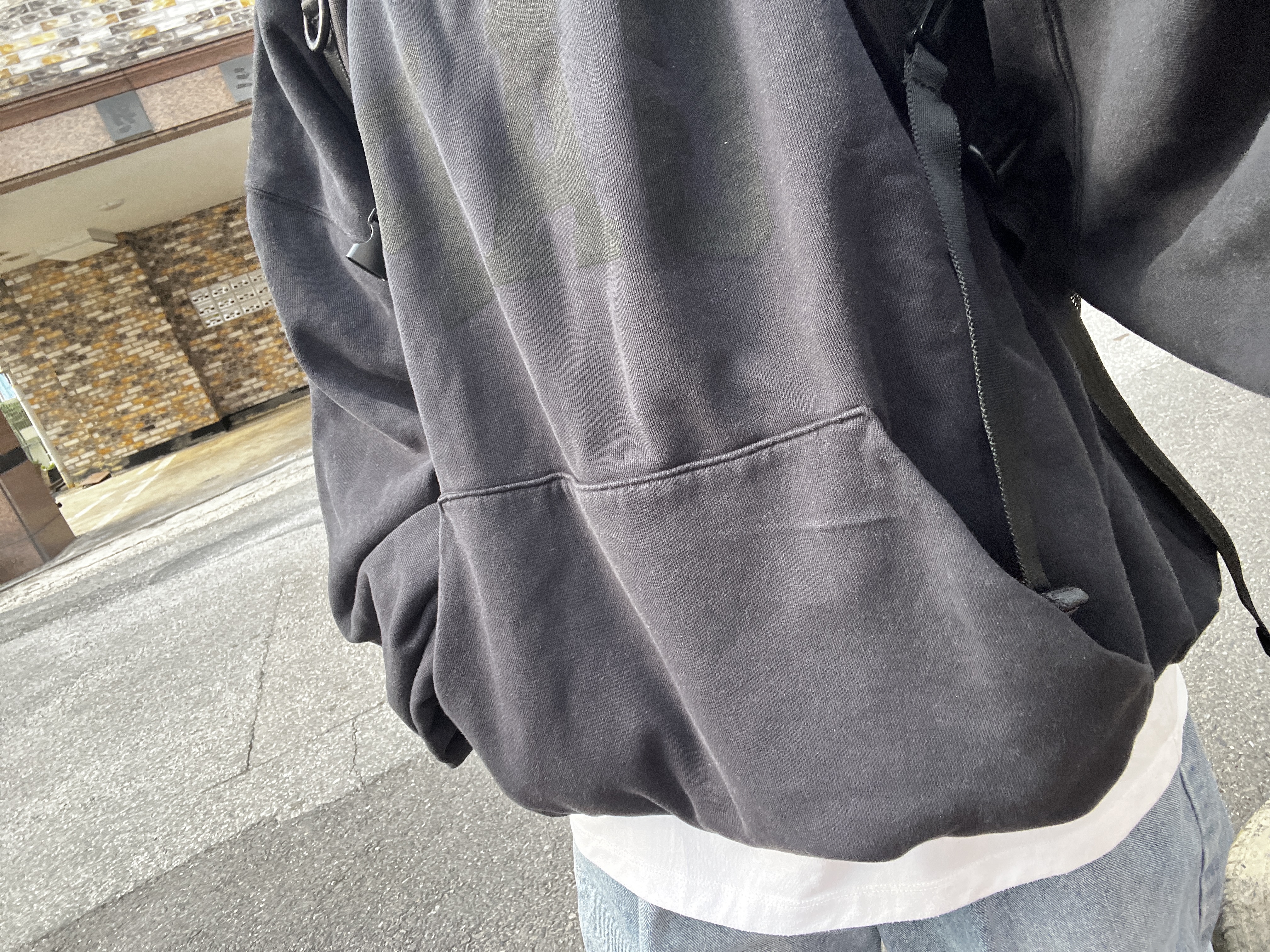 Yeezy Gap Engineered By Balenciaga Dove Hoodie Washed Black, Millo Archive Reflect Curved Pants Washed Black 착용 스타일 - 1