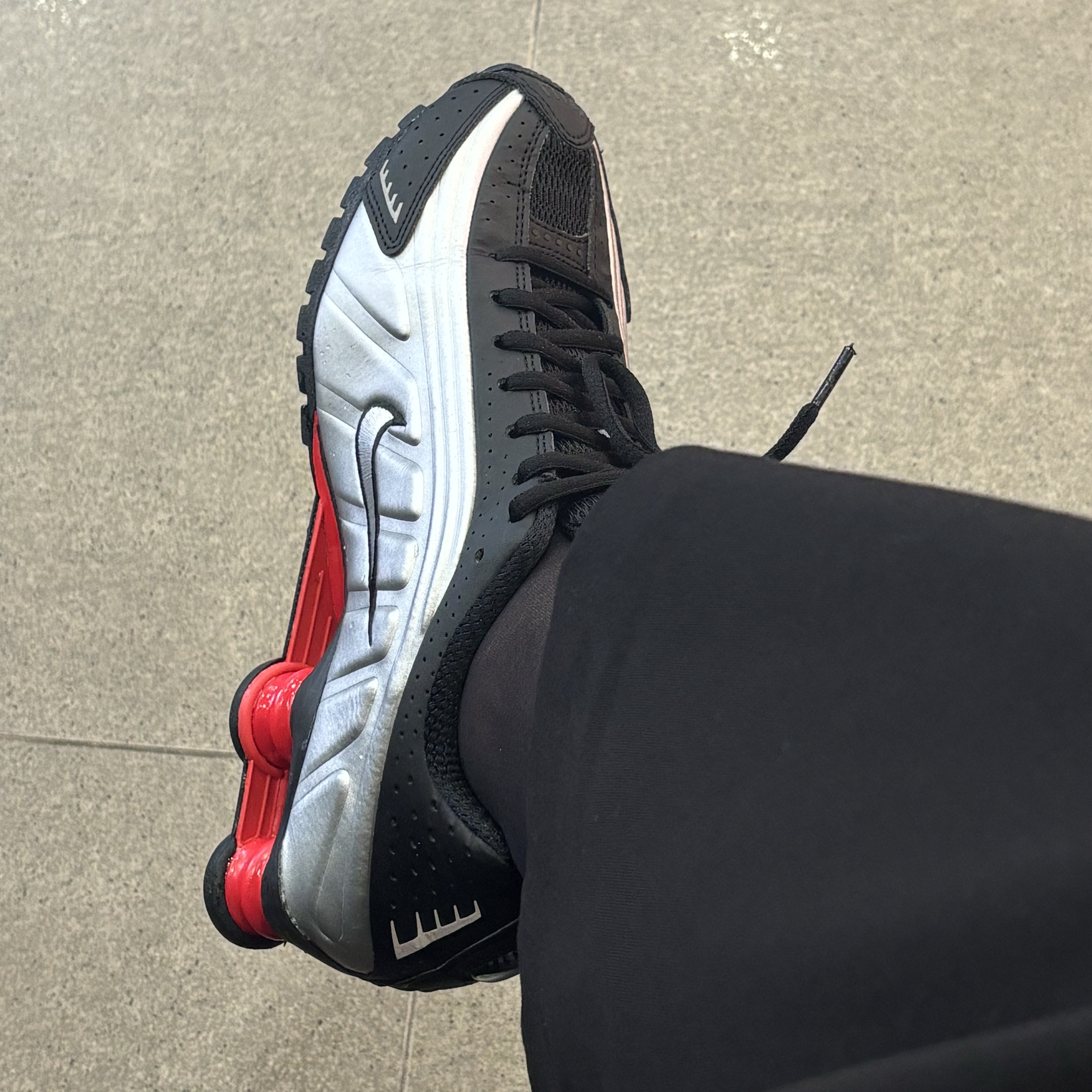 (W) Nike Shox R4 OG Black Light Crimson, Louis Vuitton Nice Nano Toiletry Pouch Monogram 착용 스타일 - 2