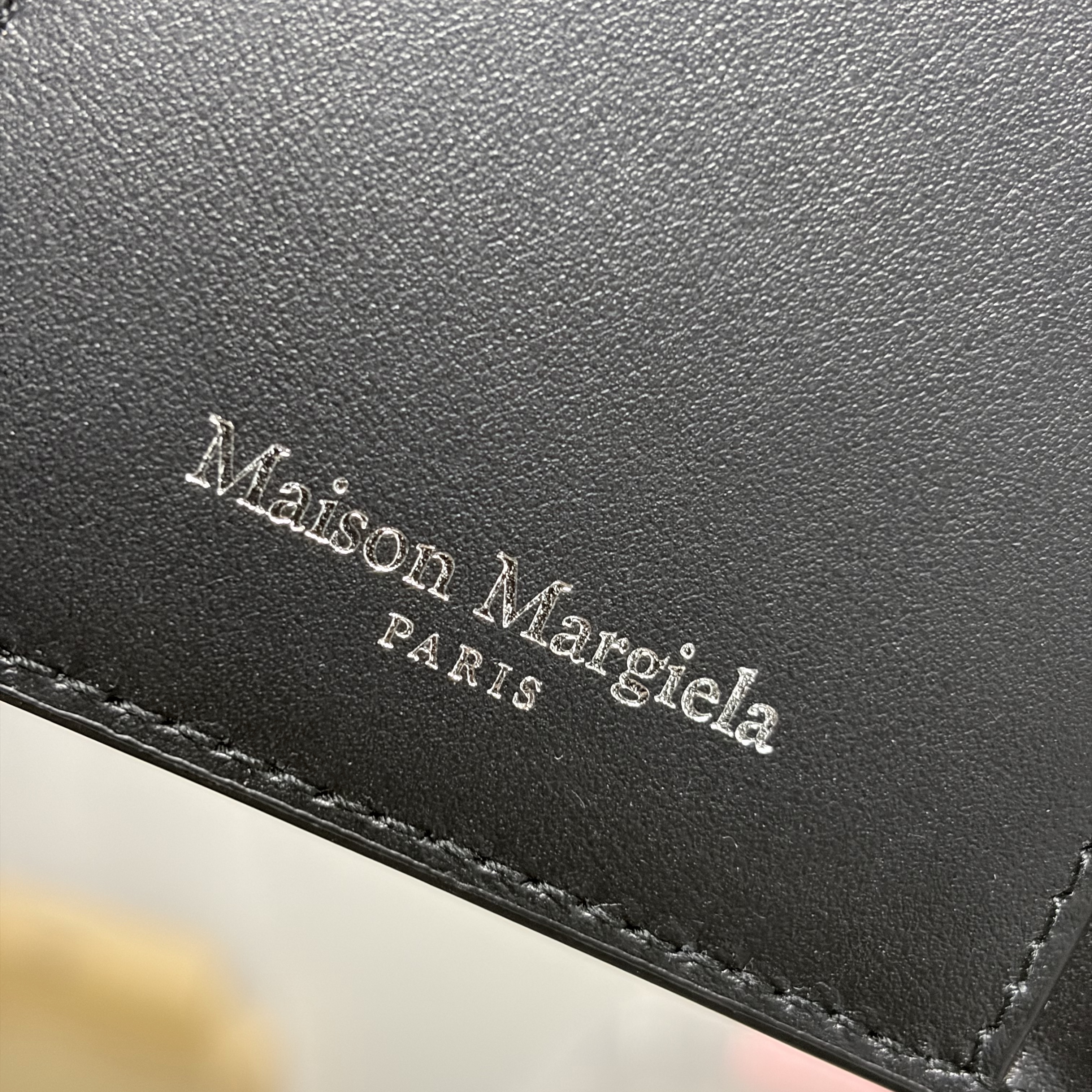 Maison Margiela Leather Bi-Fold Card Holder Black 착용 스타일 - 3