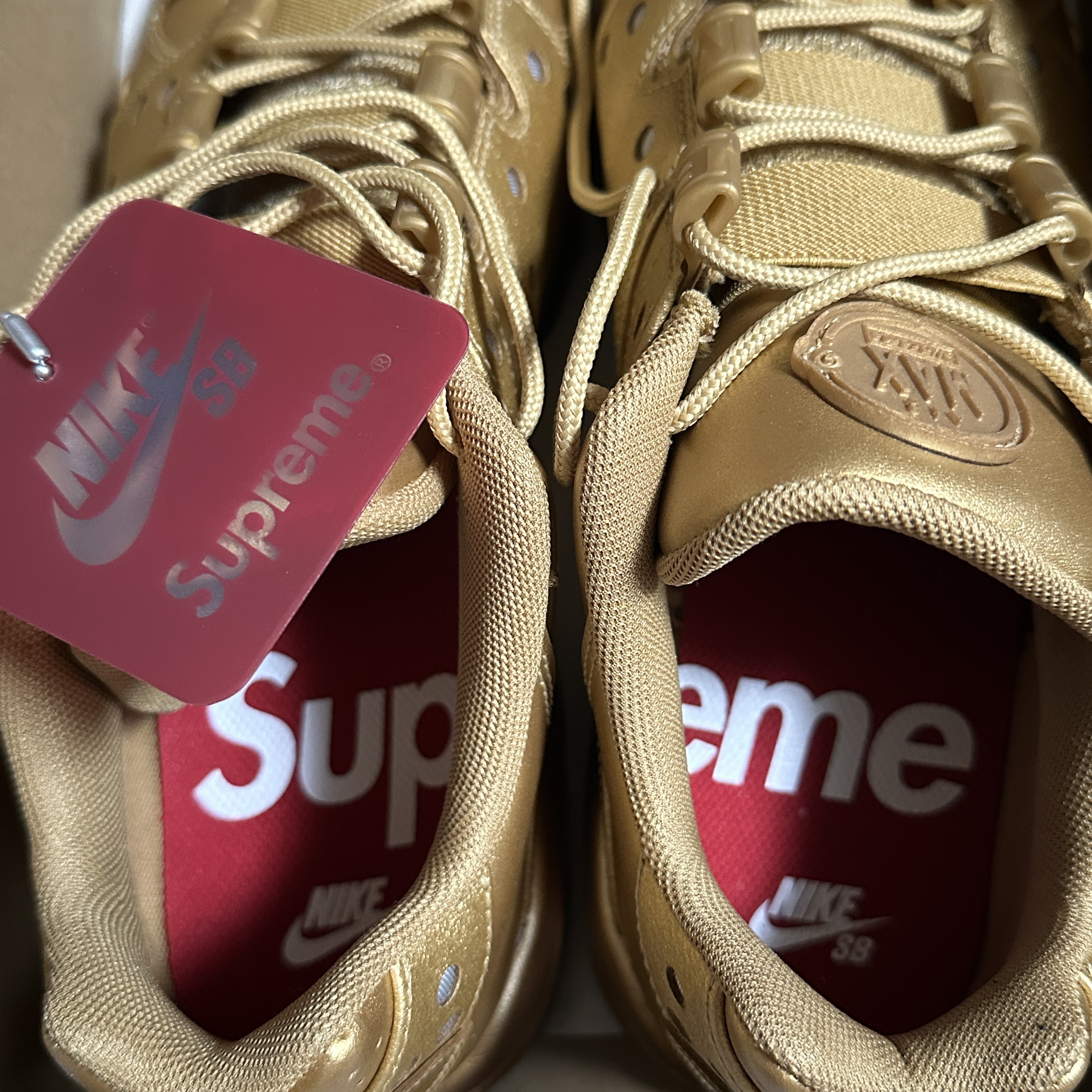 Nike x Supreme SB Air Max 2 CB 94 Low Metallic Gold Varisty Red Metallic Gold Black 착용 스타일 - 2