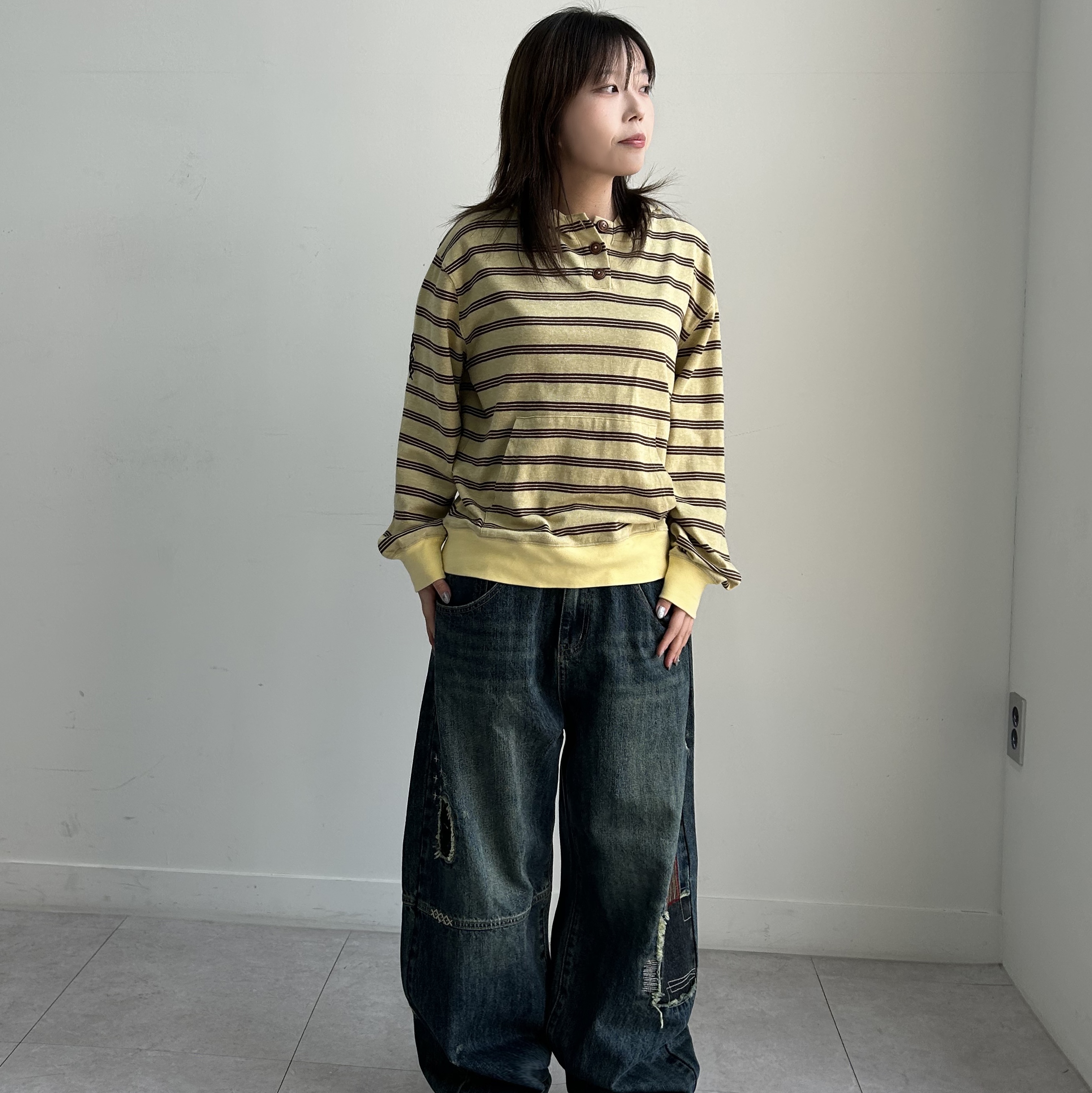 MAINBOOTH Cookie Stripe Hood T-shirt YELLOW, MAINBOOTH Repaired Denim Pants BLUE 착용 스타일 - 1