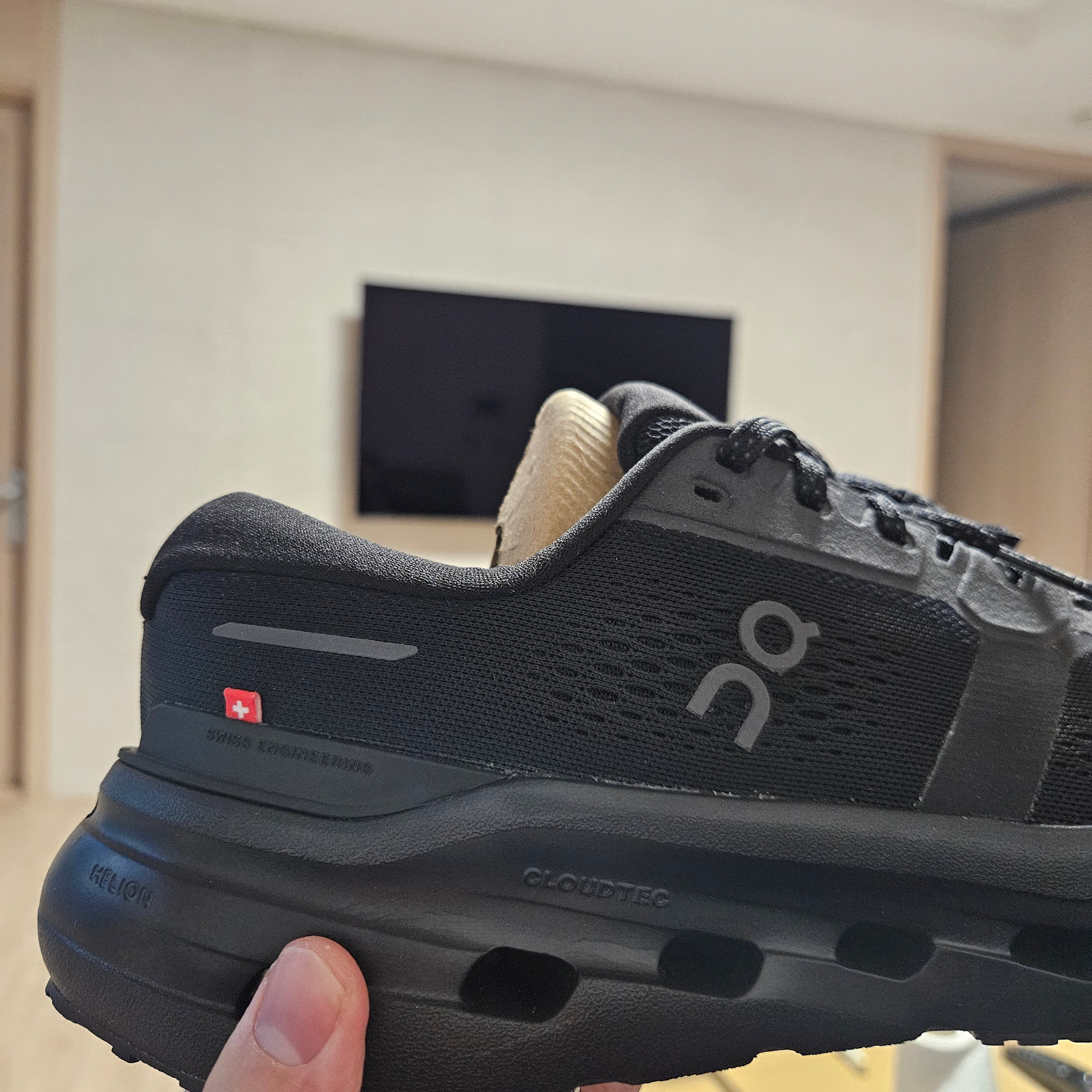 On Running Cloudrunner 3 Black Black 착용 스타일 - 2
