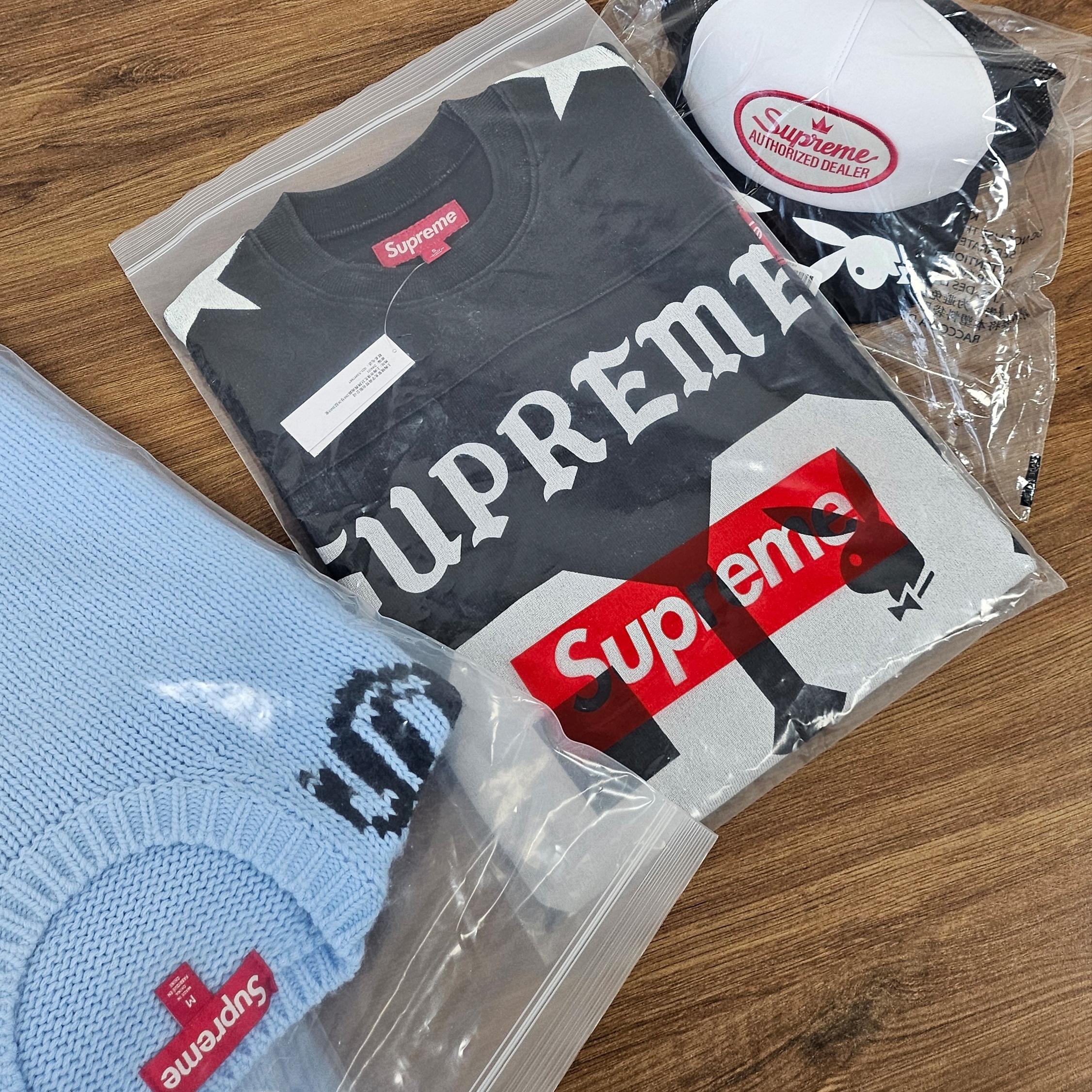 Supreme x Playboy L/S Football Top Black - 26SS, Supreme x Playboy Mesh Back 5-Panel Black - 26SS 착용 스타일