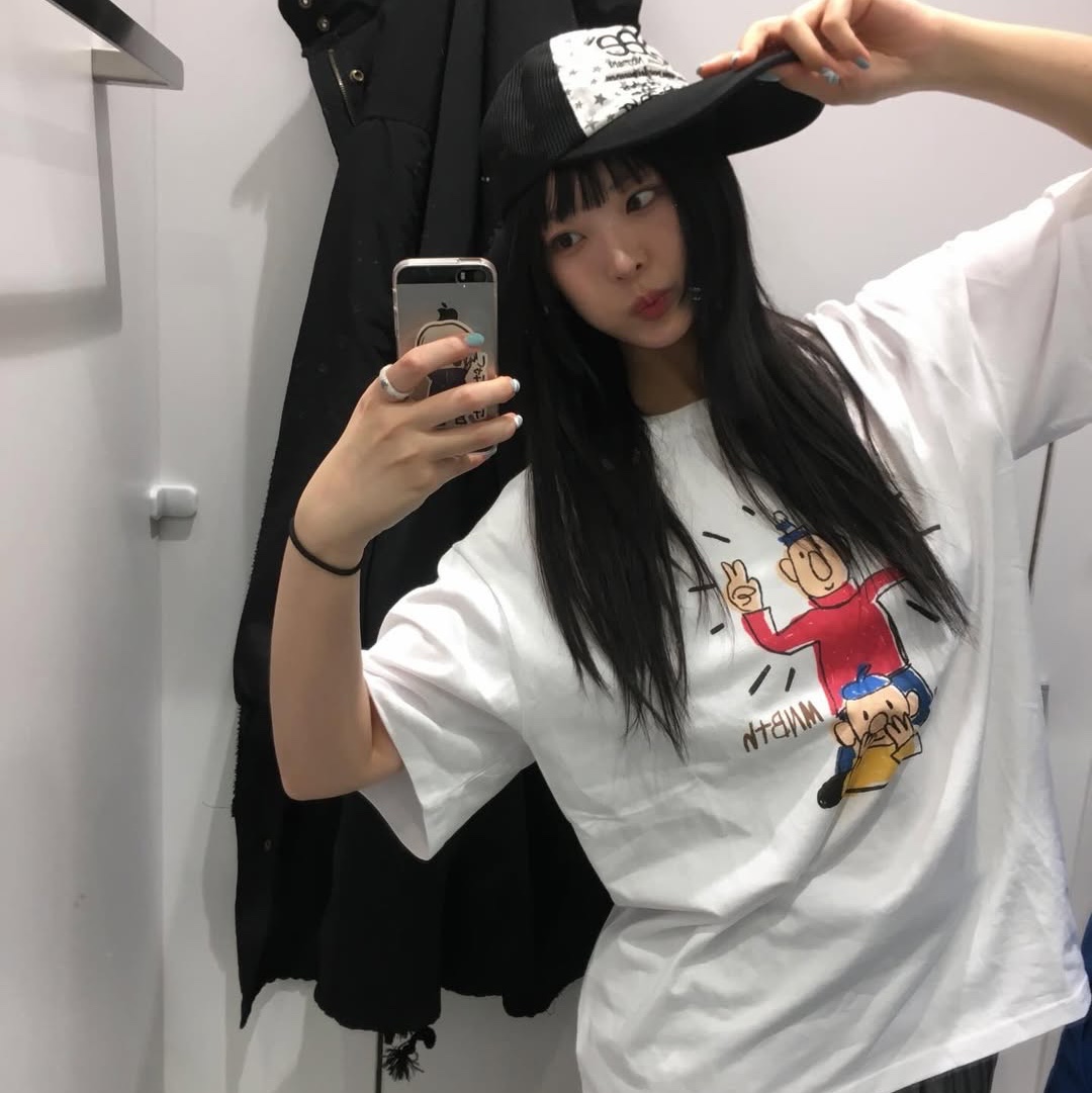 MAINBOOTH [Pat&Mat] Victory T-shirt White 착용 스타일 - 5