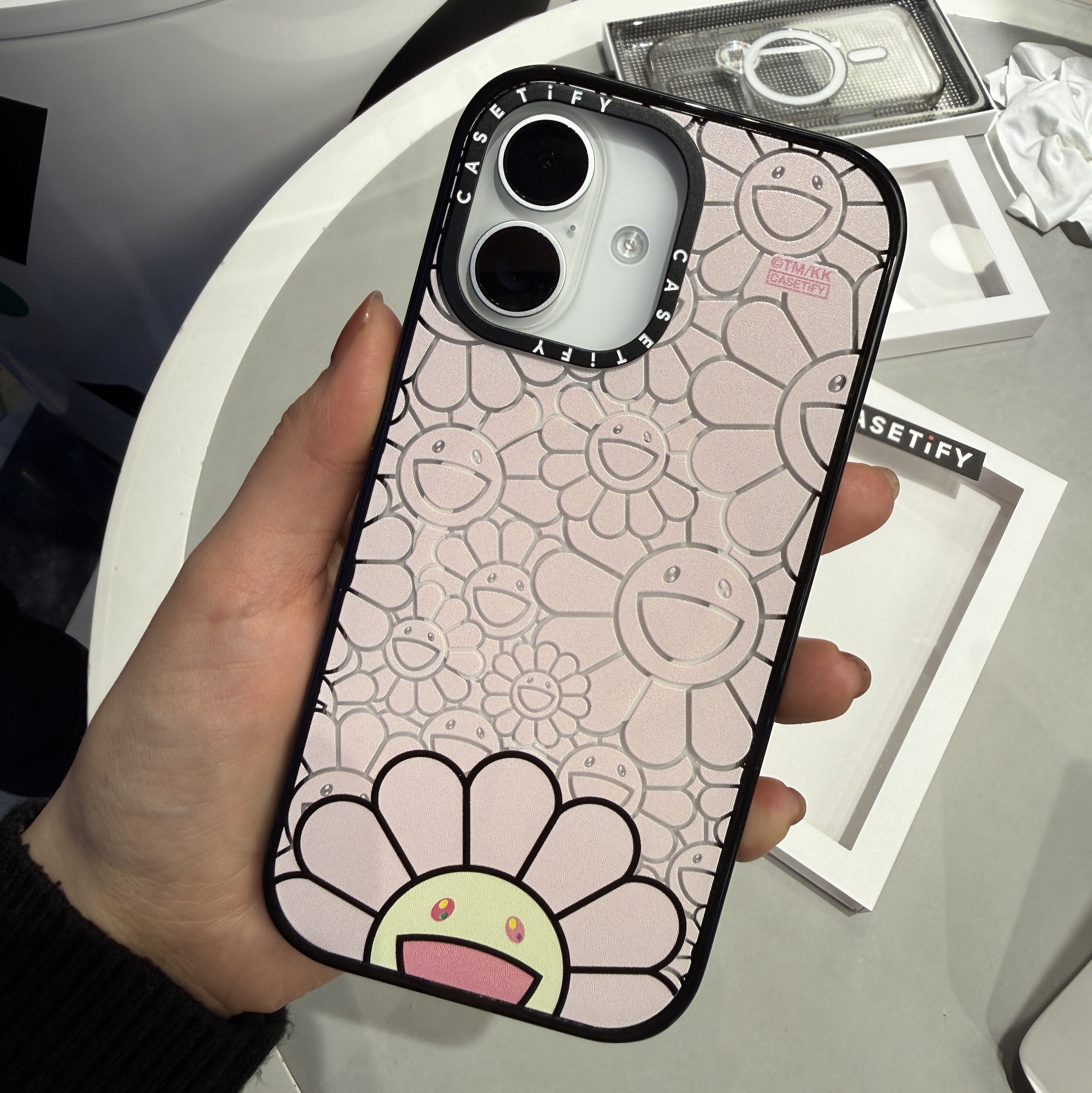 Casetify x Murakami Takashi iPhone Smile Rainbow Phone Magsafe Glazed Case, Casetify x Murakami Takashi iPhone Smile Pink Phone Magsafe Impact Case 착용 스타일 - 2