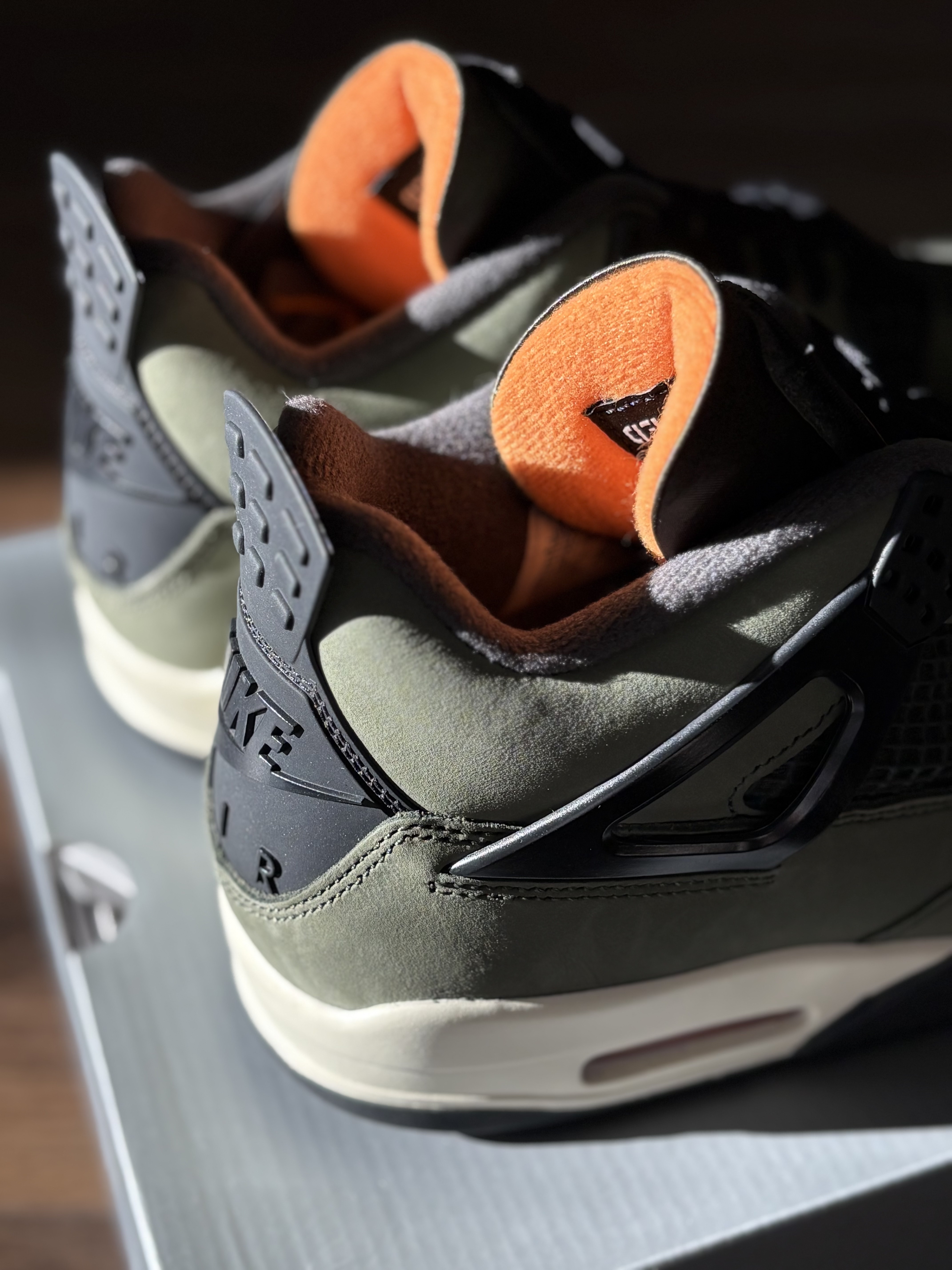 Jordan 4 x Undefeated Retro OG SP Deep Green and Clementine 착용 스타일 - 1