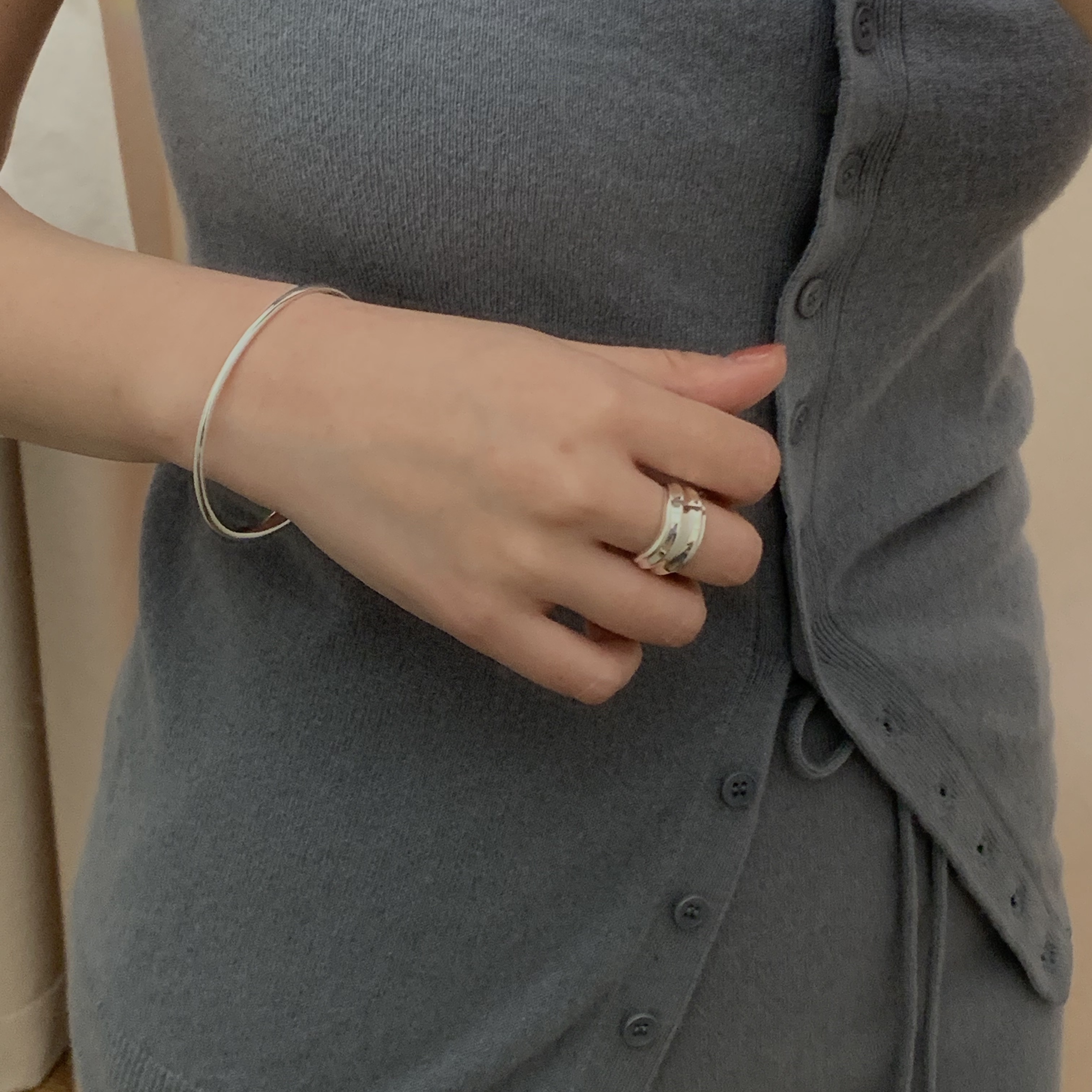 Byweekend Momo Ring Silver, Byweekend Rain Drop Bangle Silver 착용 스타일 - 6