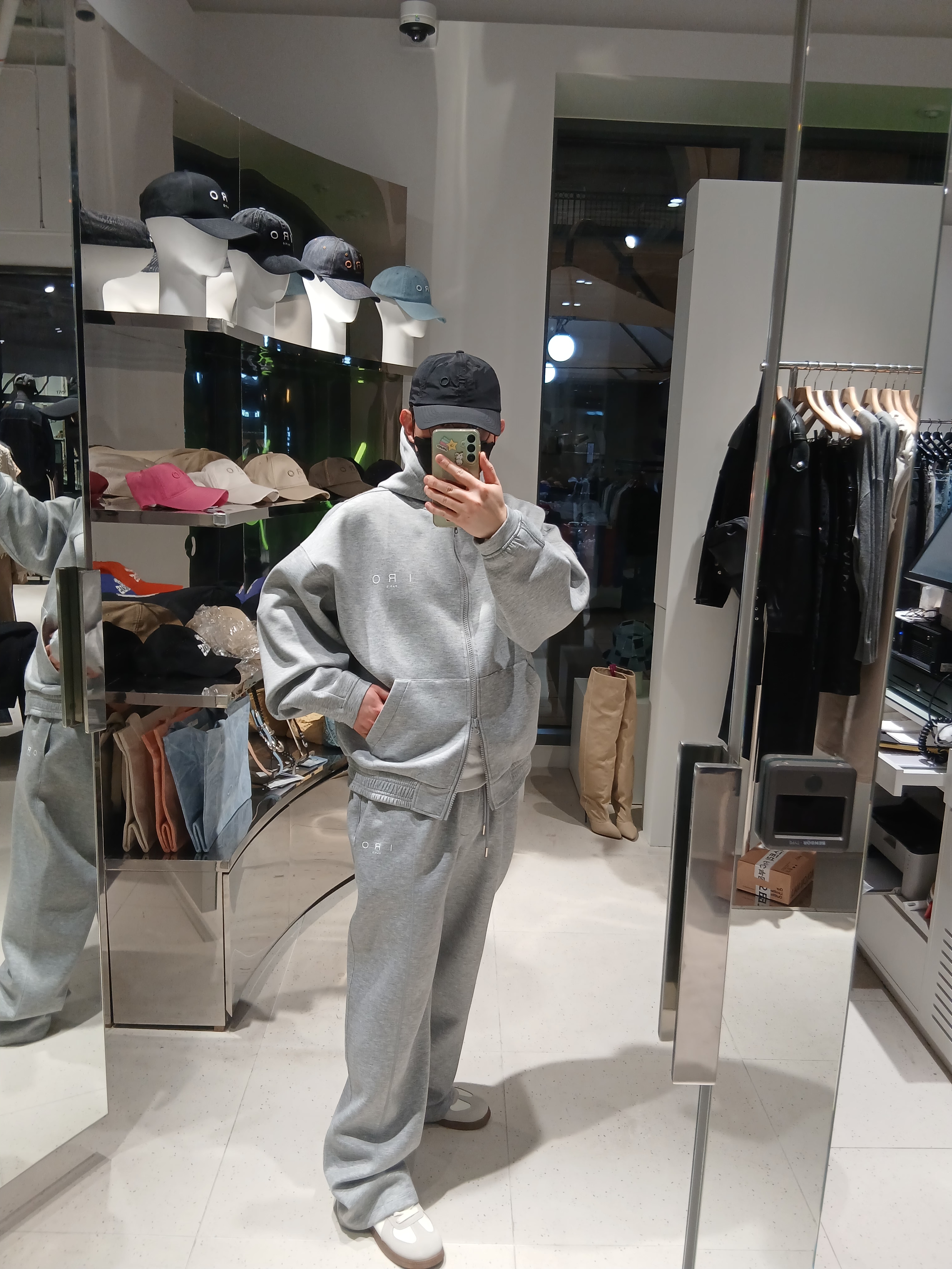 Maison Margiela Calfskin Replica Sneakers, Iro Logo Nylon Ball Cap Black 착용 스타일 - 4