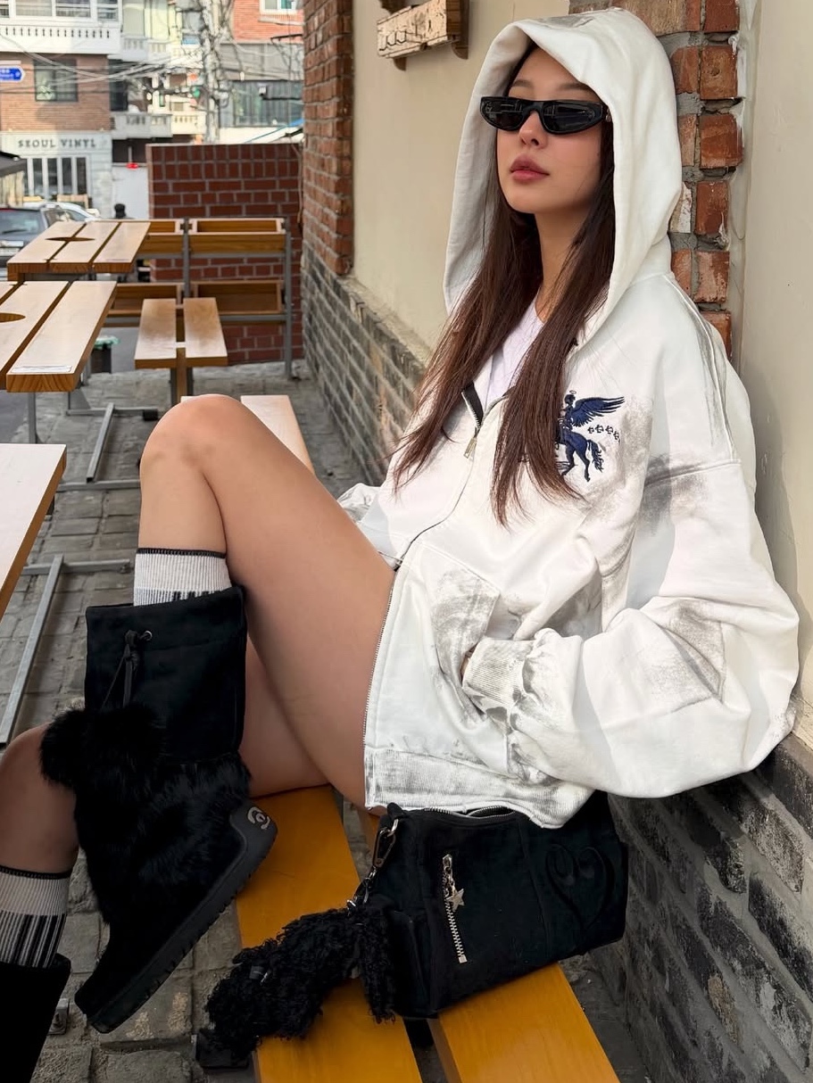 PACOSPLY Dirty Falling Angel Zip Up Hoodie Dirty White 착용 스타일