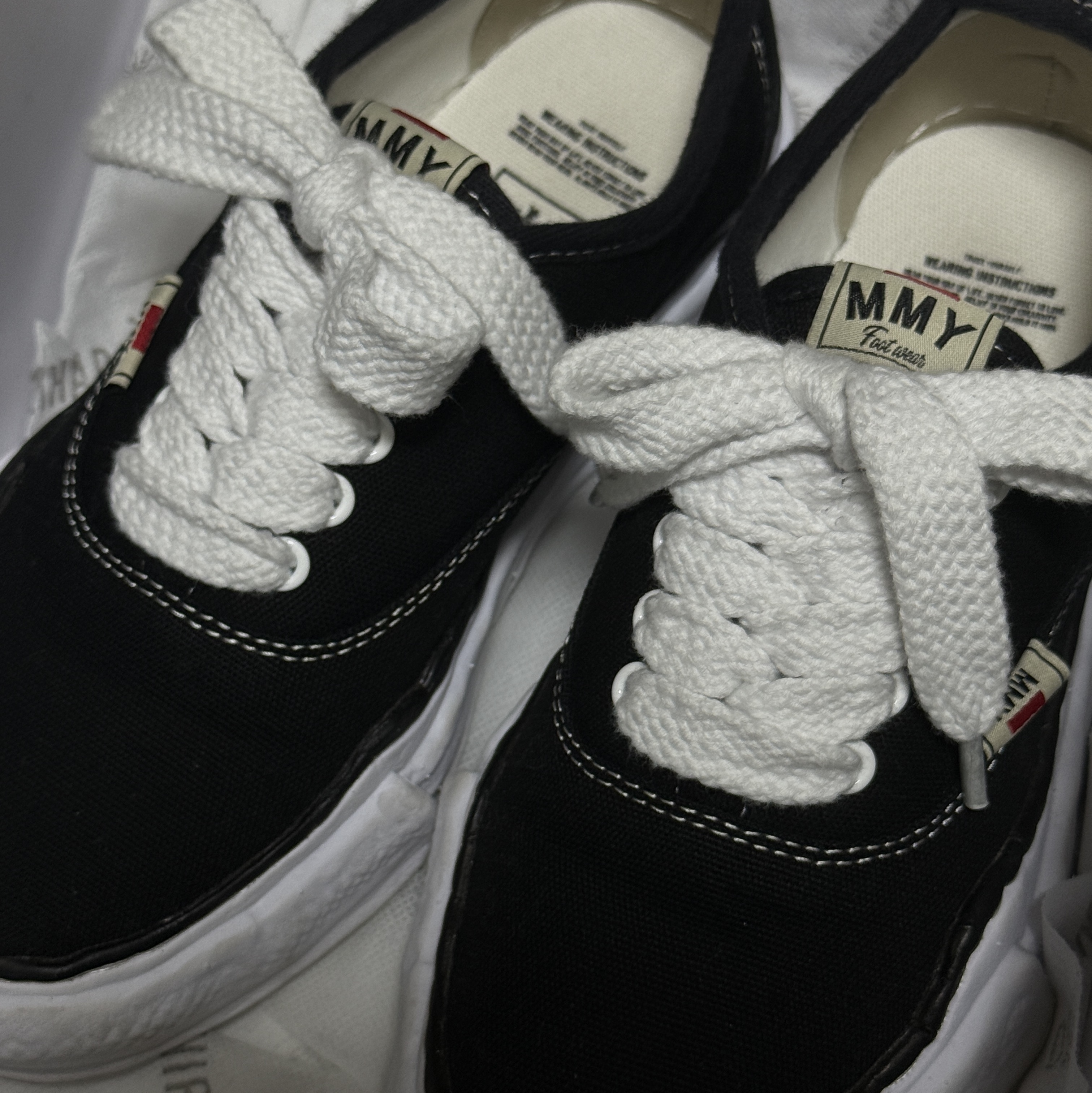 Maison Mihara Yasuhiro Baker OG Sole Canvas Low Cut Sneakers Black 착용 스타일
