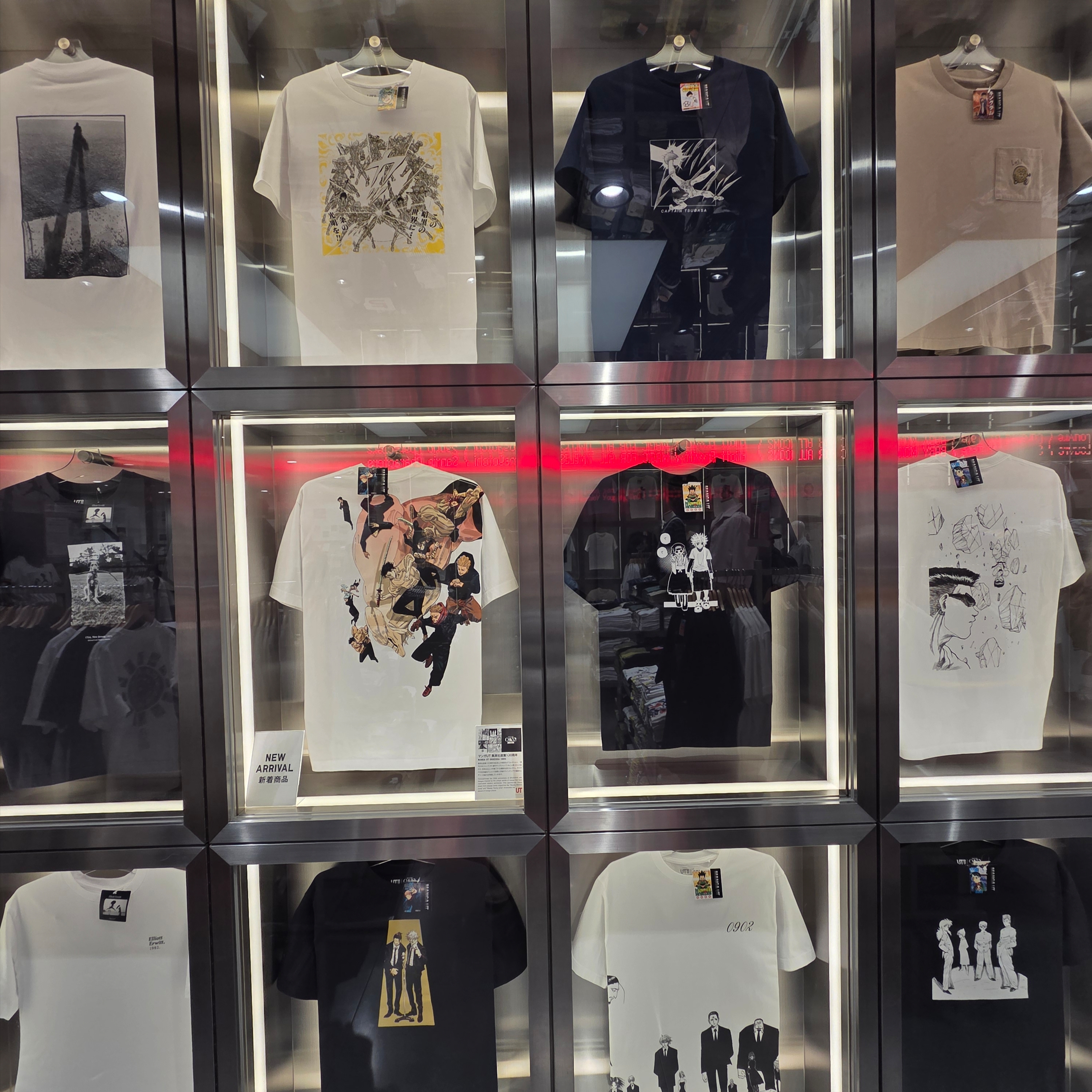Uniqlo UT Shueisha 100th Anniversary Jujutsu Kaisen T-Shirt Black, Uniqlo UT Shueisha 100th Anniversary Hunter x Hunter T-Shirt White 착용 스타일 - 2