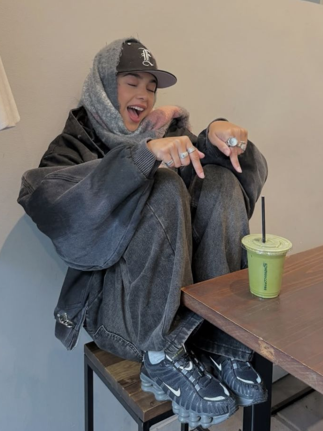 (W) Nike Shox Z Dark Team Red Mystic Dates, Nike Shox TL Black Metallic Hematite 착용 스타일 - 2