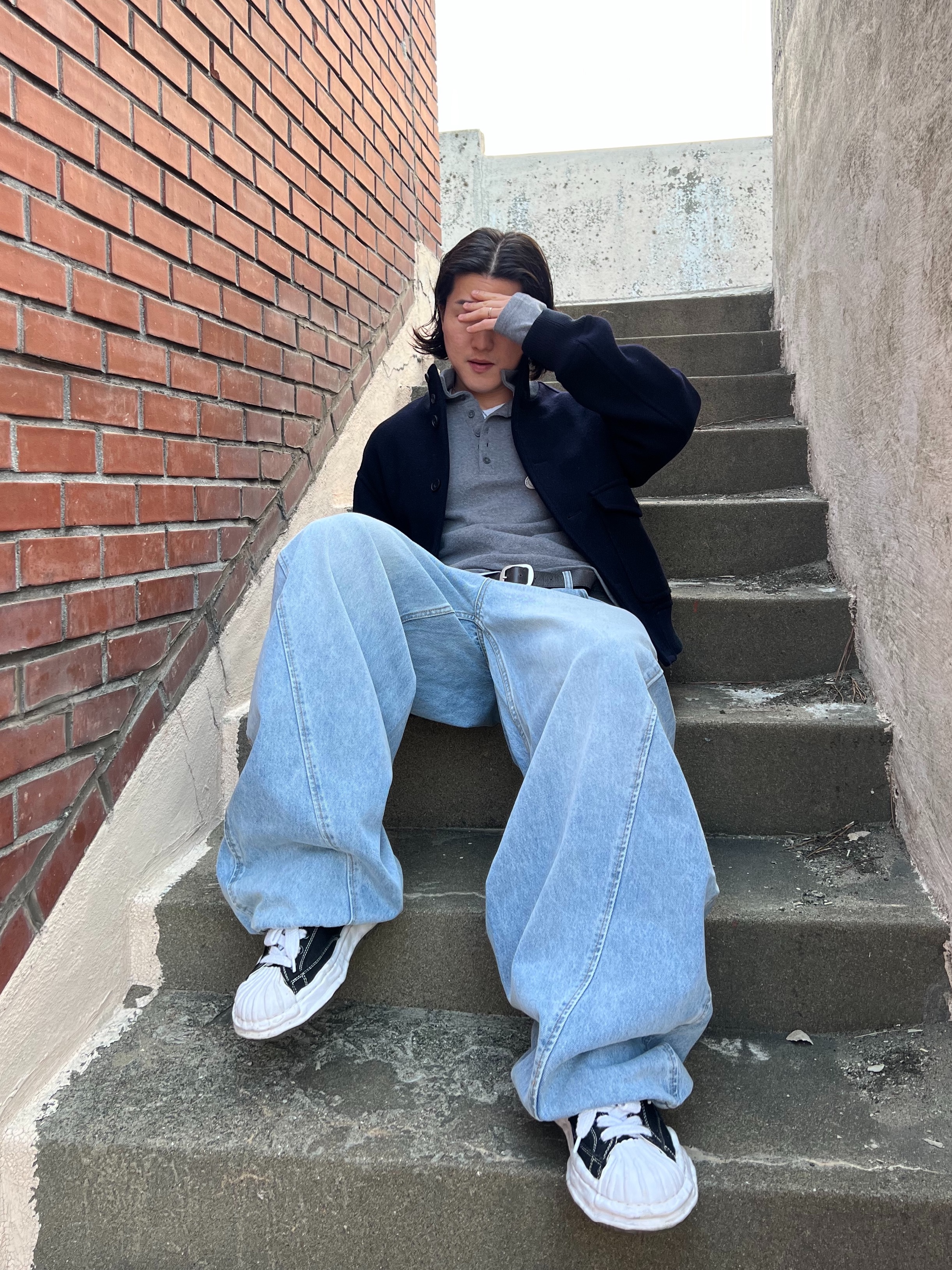 Undermycar MU.128 Original Logo Cracked Leather Belt Silver / Black, Maison Mihara Yasuhiro Blakey OG Sole Canvas Low-top Sneakers Black White 착용 스타일 - 2