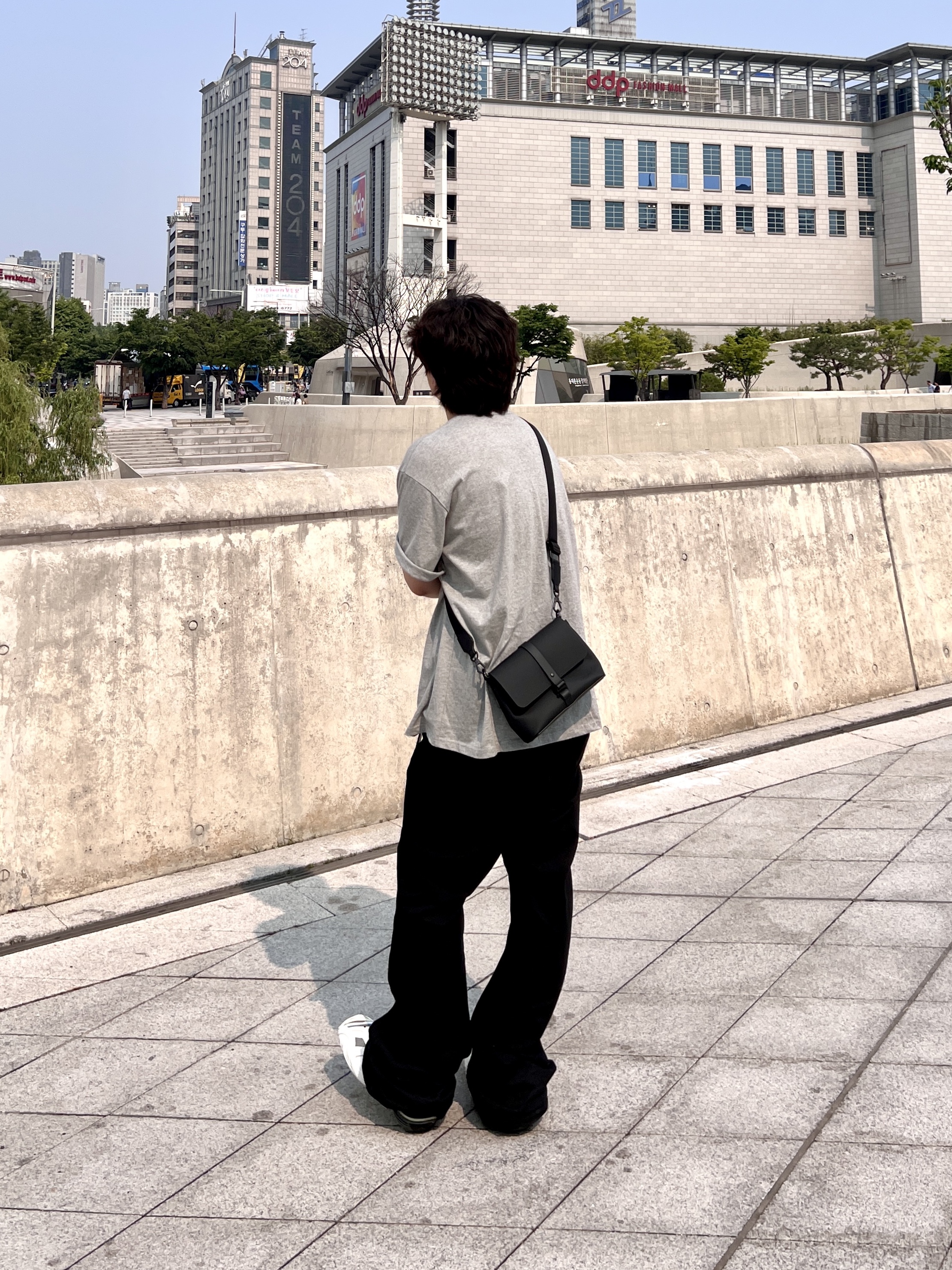 Balenciaga Tyrex Sneakers Black White 착용 스타일 - 3