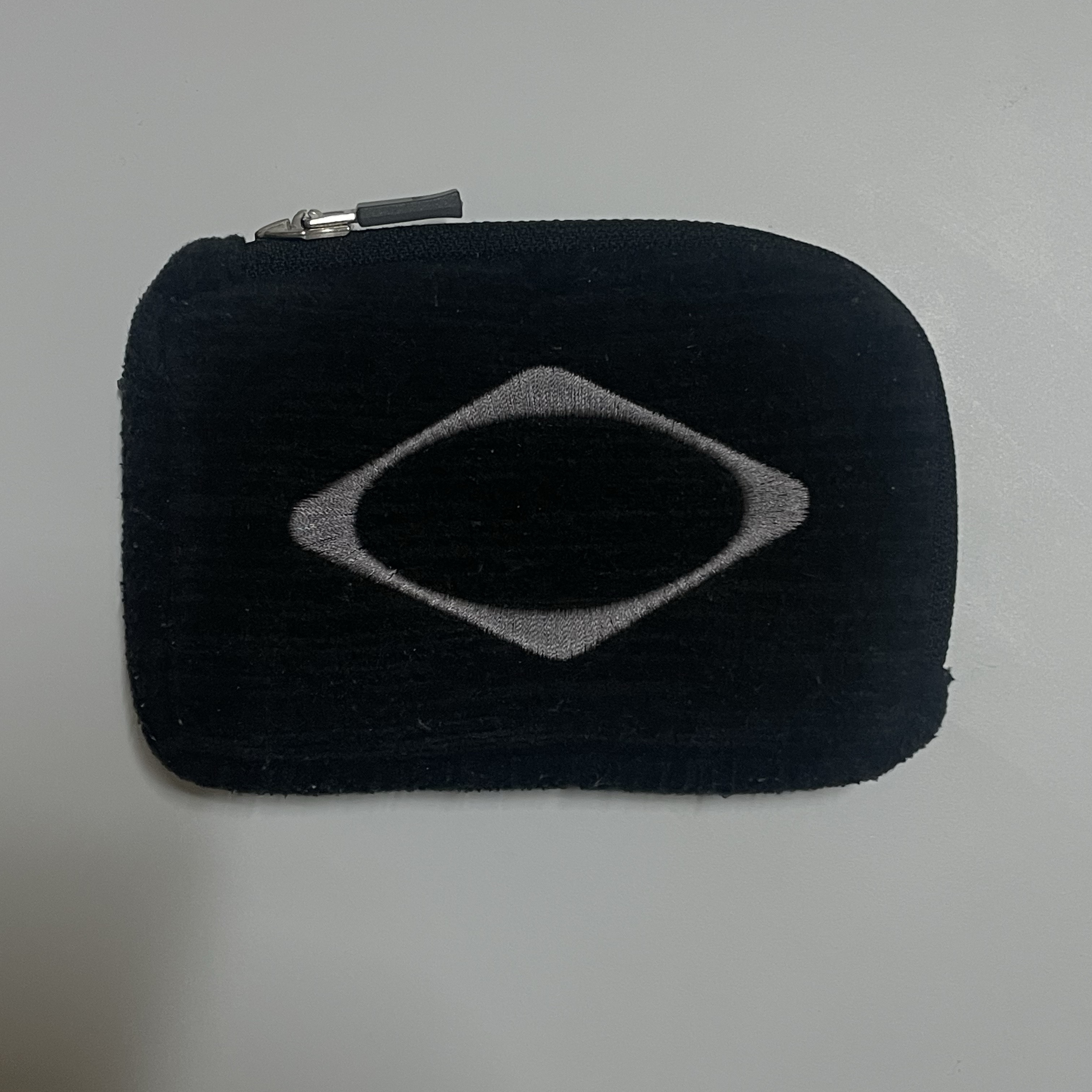 Mischief Rhombus Carabiner Mini Pouch Charcoal 착용 스타일