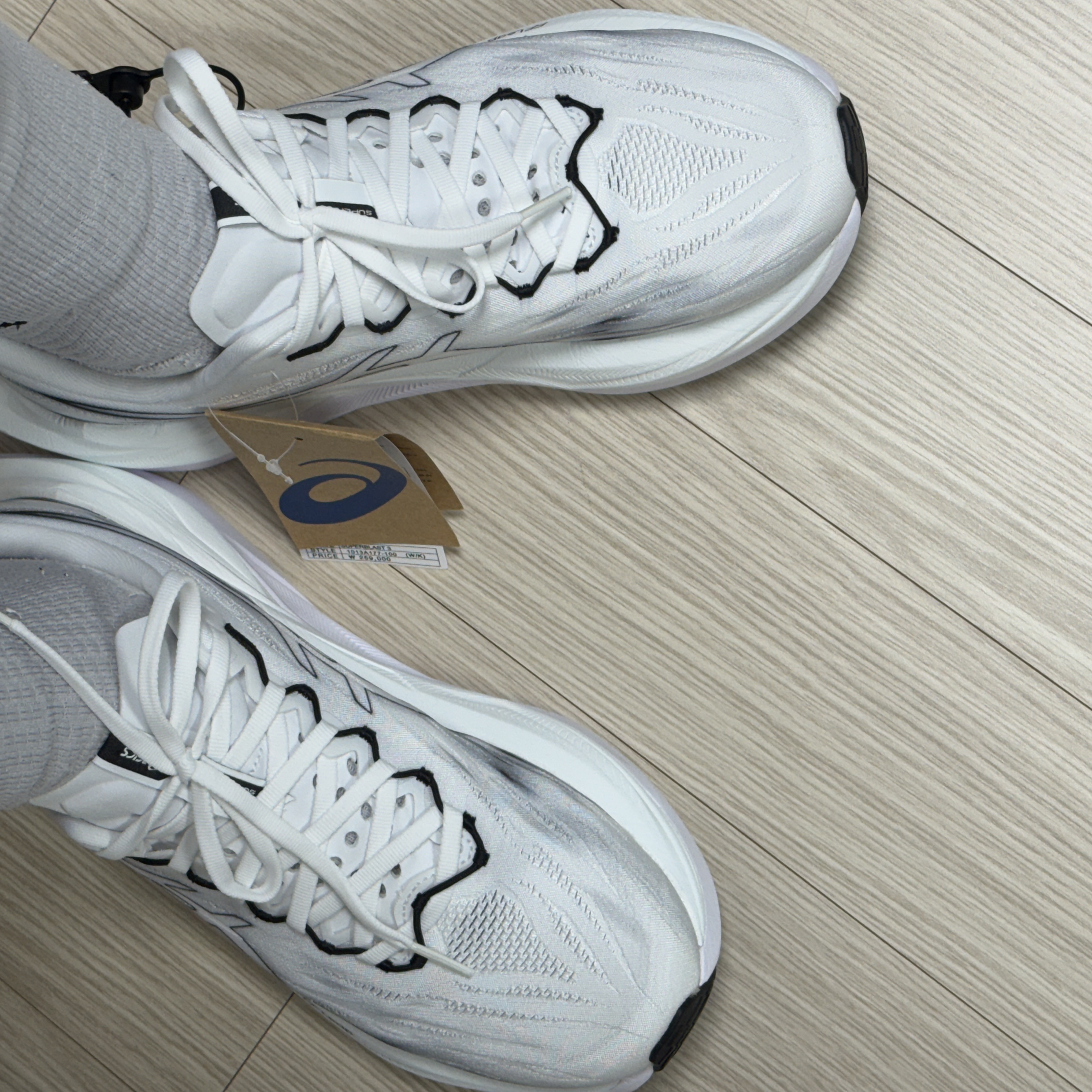 Asics Superblast 3 White Black 착용 스타일 - 1