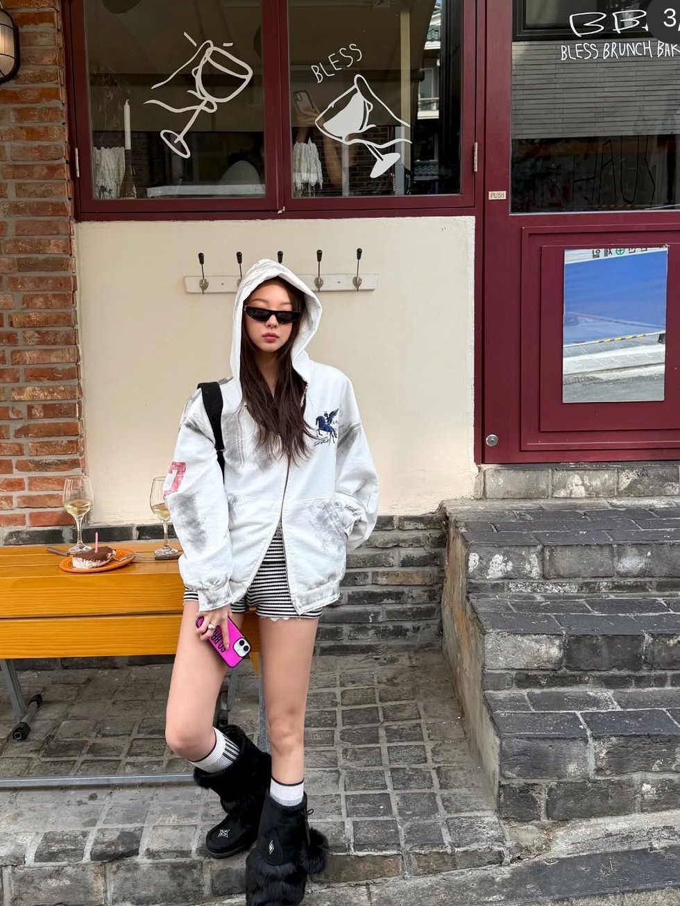 PACOSPLY Dirty Falling Angel Zip Up Hoodie Dirty White 착용 스타일