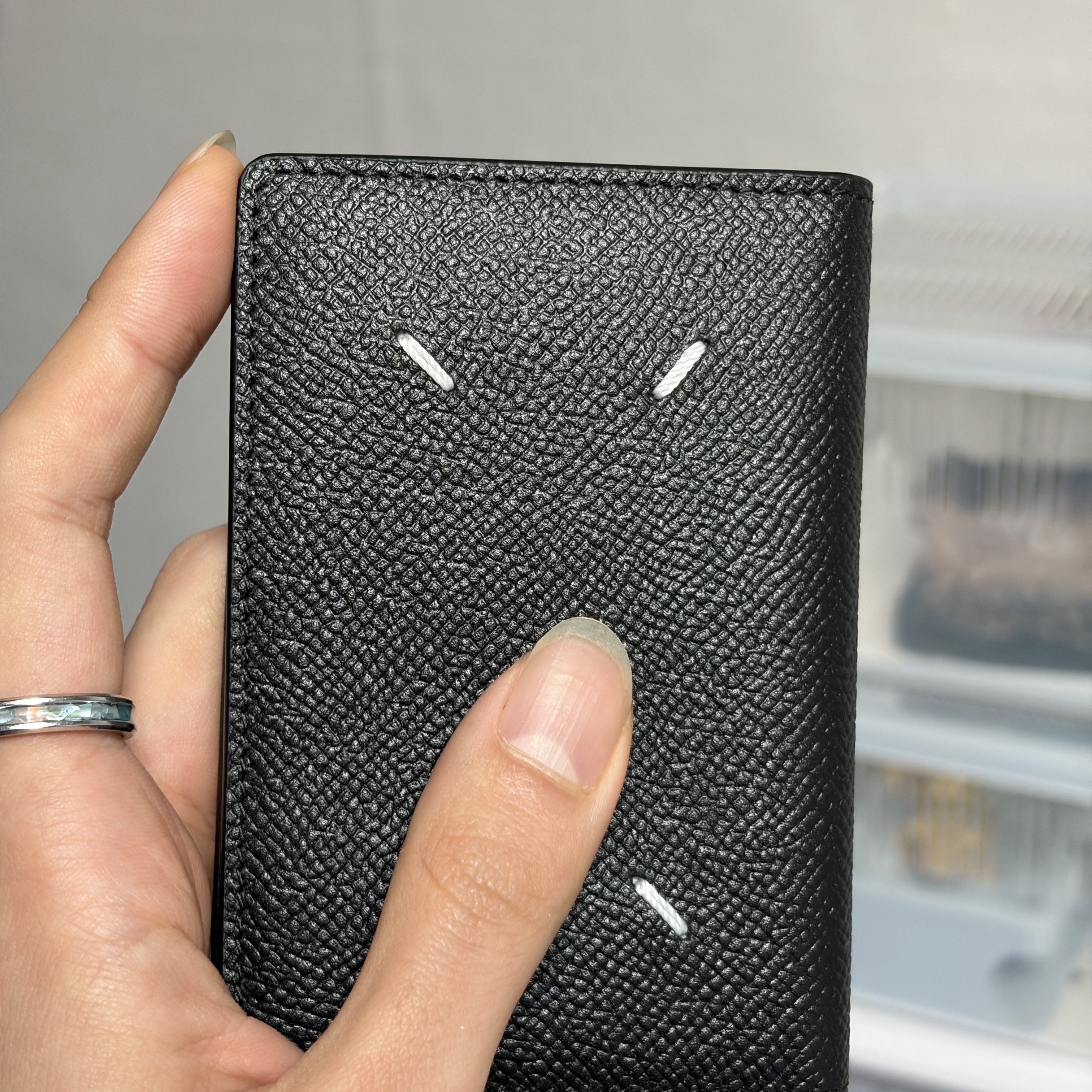 Maison Margiela Leather Bi-Fold Card Holder Black 착용 스타일 - 1
