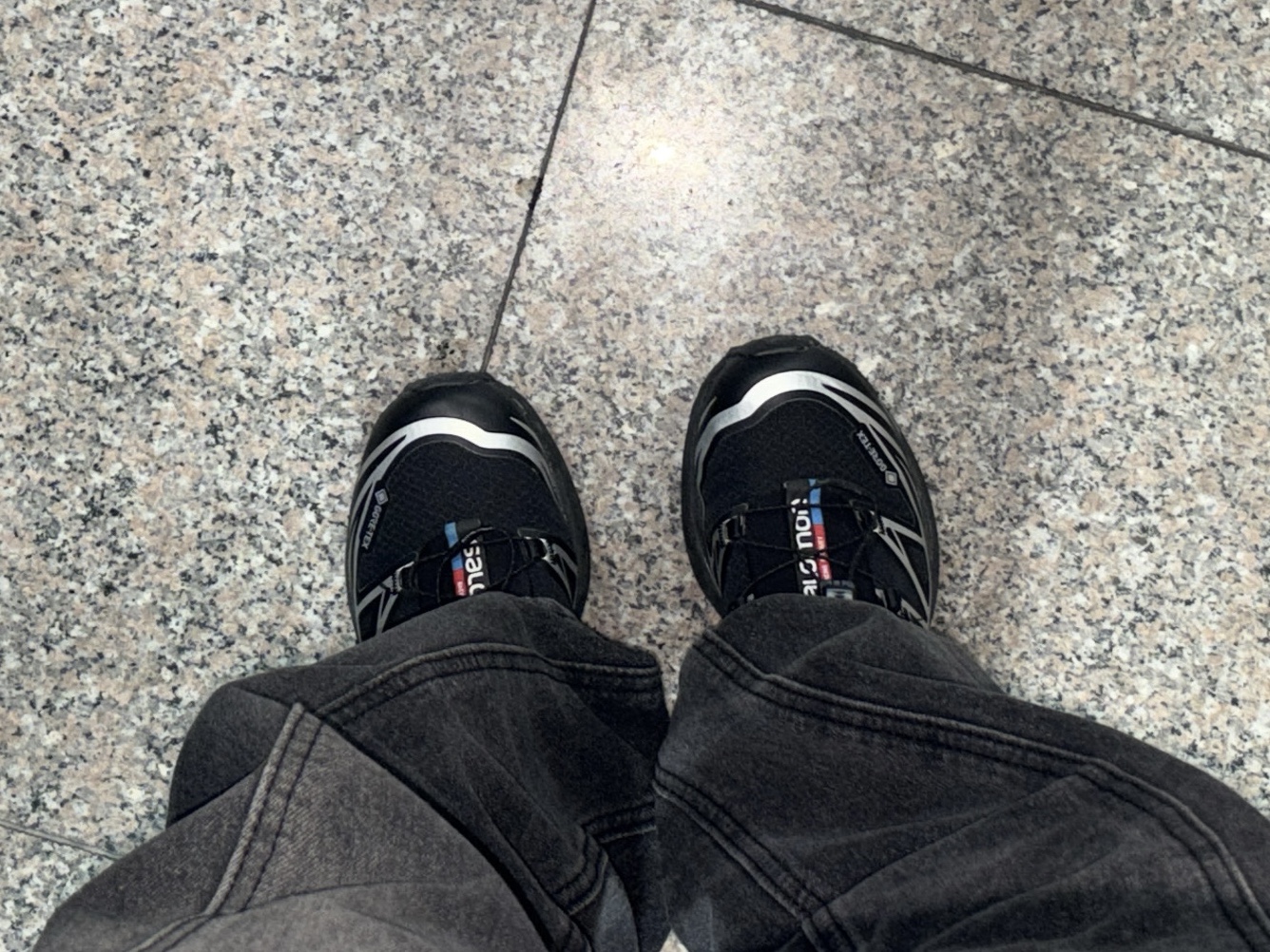Salomon XT-6 GTX Black Silver 착용 스타일 - 2