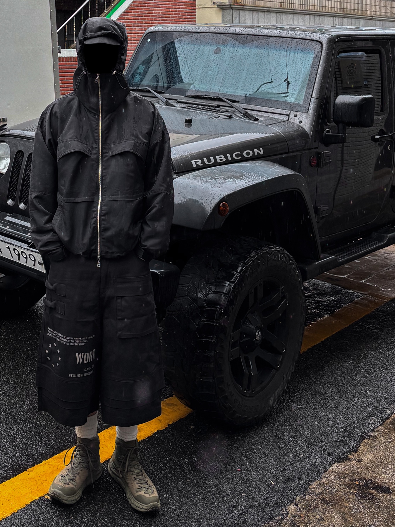 Wapworks Engineered Oxford Bermuda Black, Hoka Tor Ultra Hi 2 WP Burnt Olive 착용 스타일 - 5