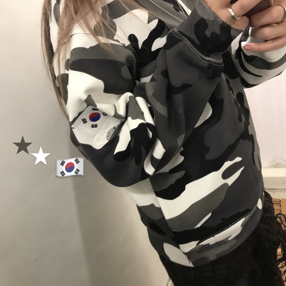 Supreme Backpack Black - 25SS, Supreme Shop Flag Half Zip Pullover Snow Camo Seoul - 26SS 착용 스타일 - 3