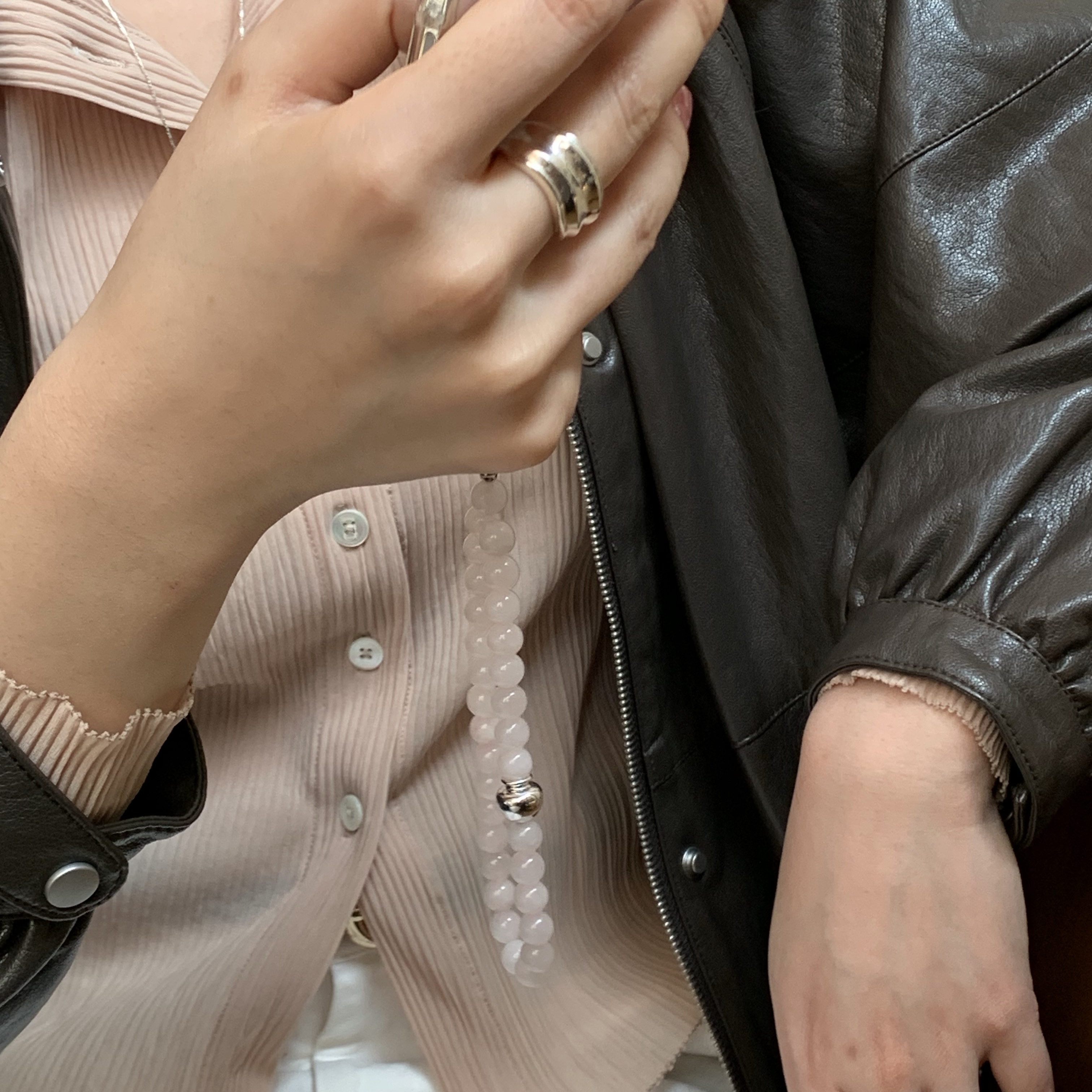 Byweekend Stem Earring Silver, Byweekend Momo Ring Silver 착용 스타일 - 4