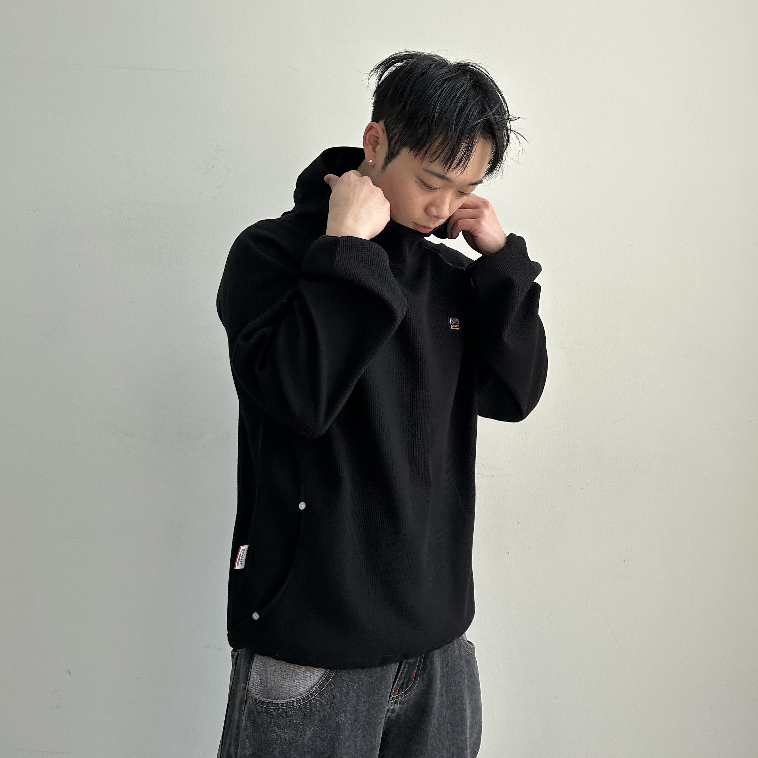 SPORT CHAMBER SC Waffle Ear-Open Hood T-shirt BLACK, SPORT CHAMBER SC Star Carpenter Denim Pants BLACK 착용 스타일 - 2