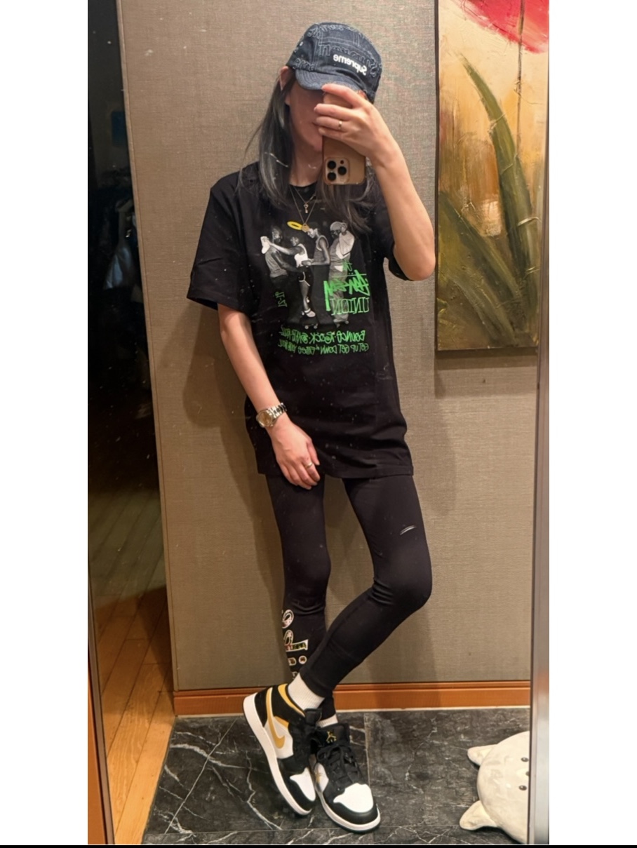 (GS) Jordan 1 Mid Pollen, Stussy x Union Free Your Soul T-Shirt Black 착용 스타일 - 1