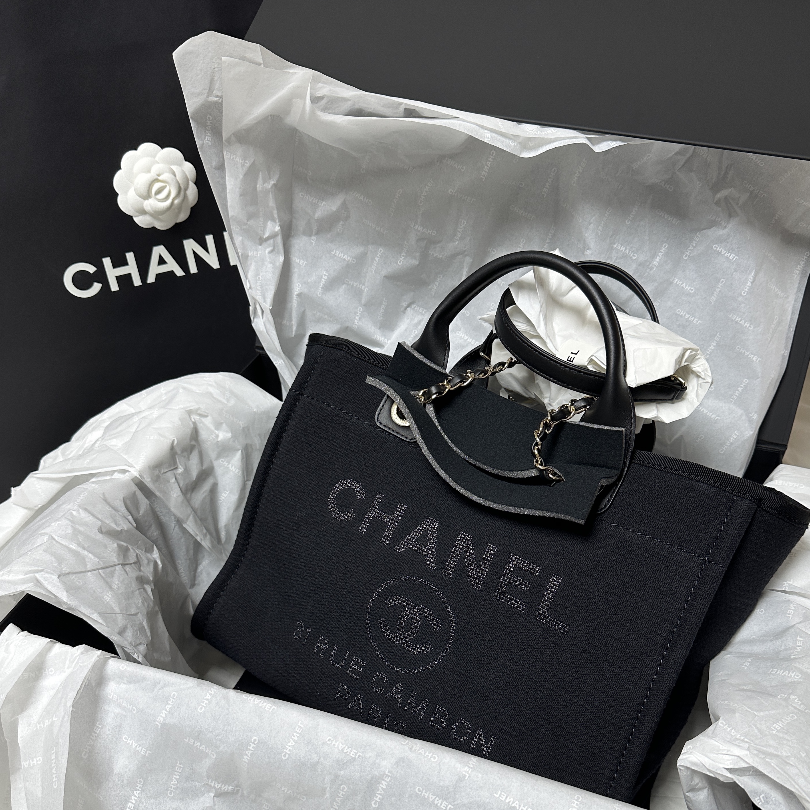 Chanel Shopping Bag Mixed Fibers Calfskin & Gold Black 착용 스타일 - 1