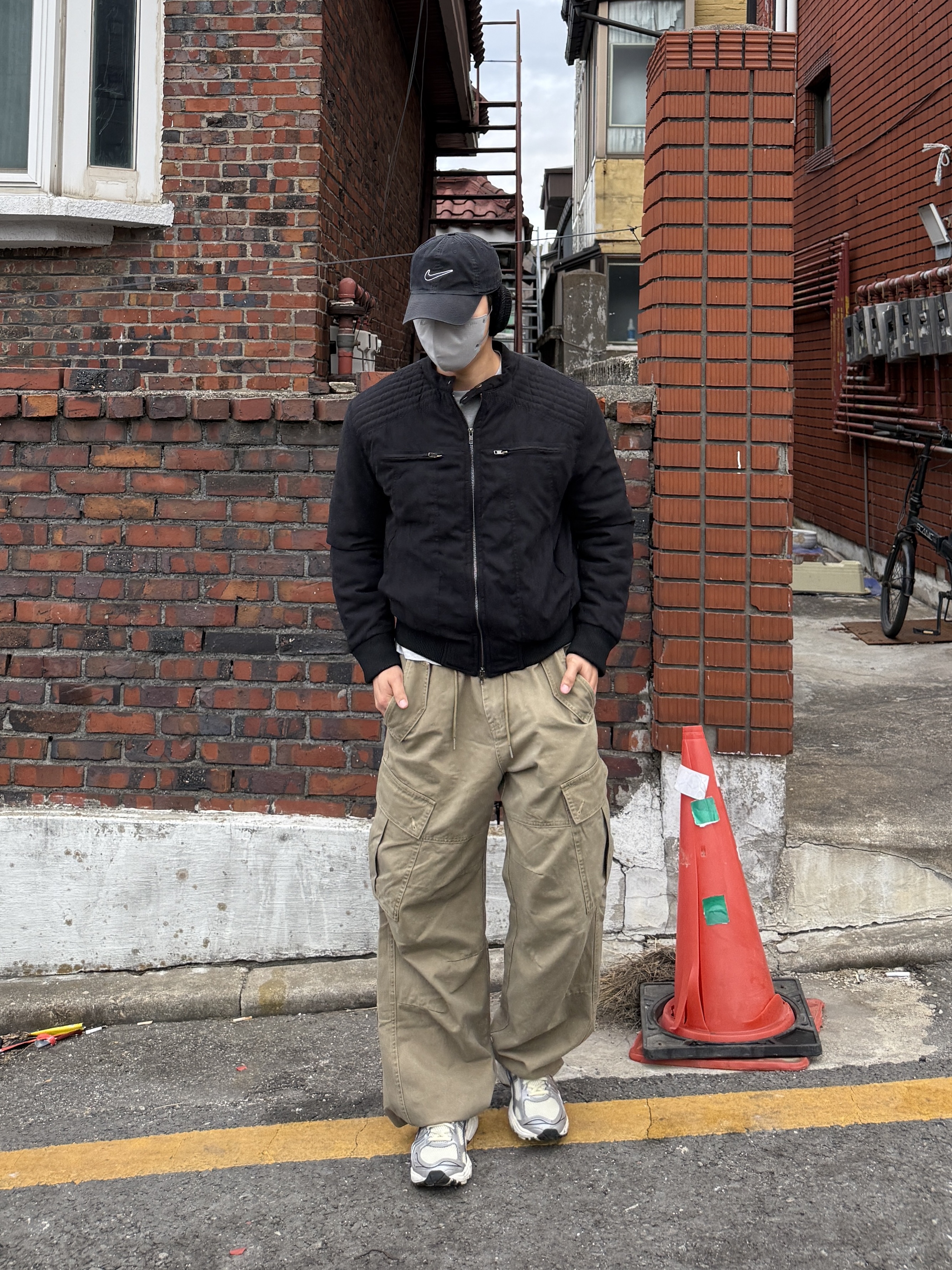 Asics Gel-Kayano 14 Oyster White Steeple Grey, Nike Dri-Fit Club Structured Swoosh Cap Black 착용 스타일 - 1