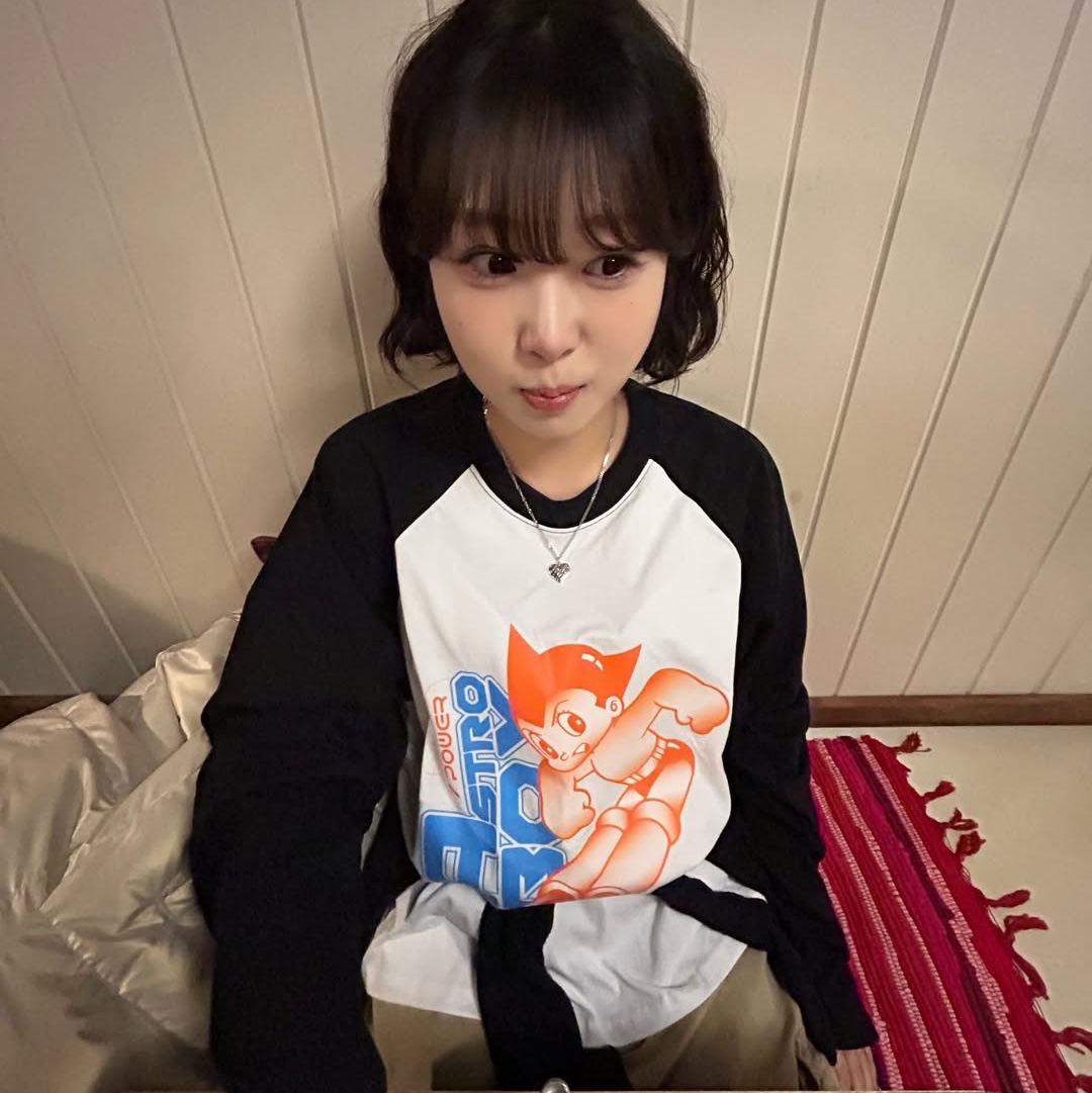 MAINBOOTH [Astro Boy] Cyberpunk Raglan T-shirt White 착용 스타일 - 1