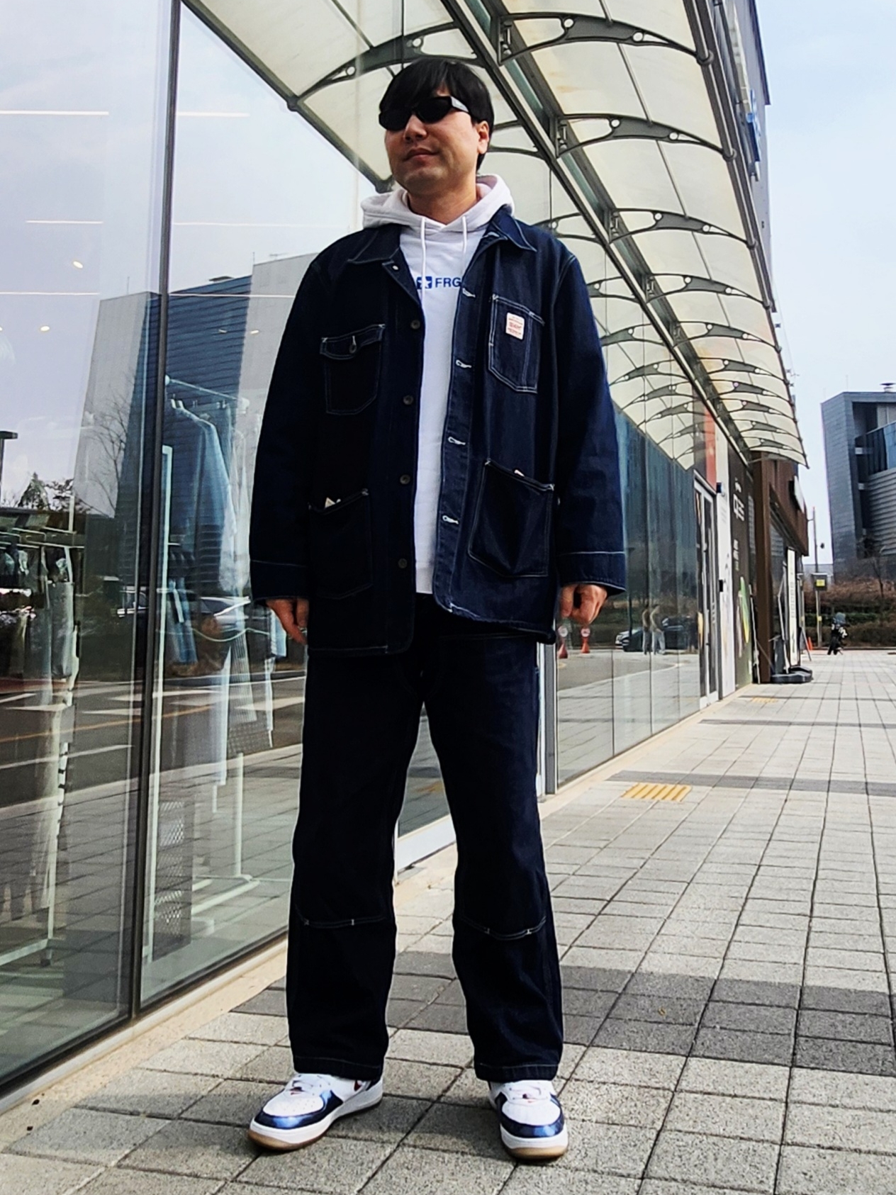 Levi's 568 Loose Straight Double Knee Dark Wash, Nike Air Force 1 Mid QS University Red and Midnight Navy 착용 스타일